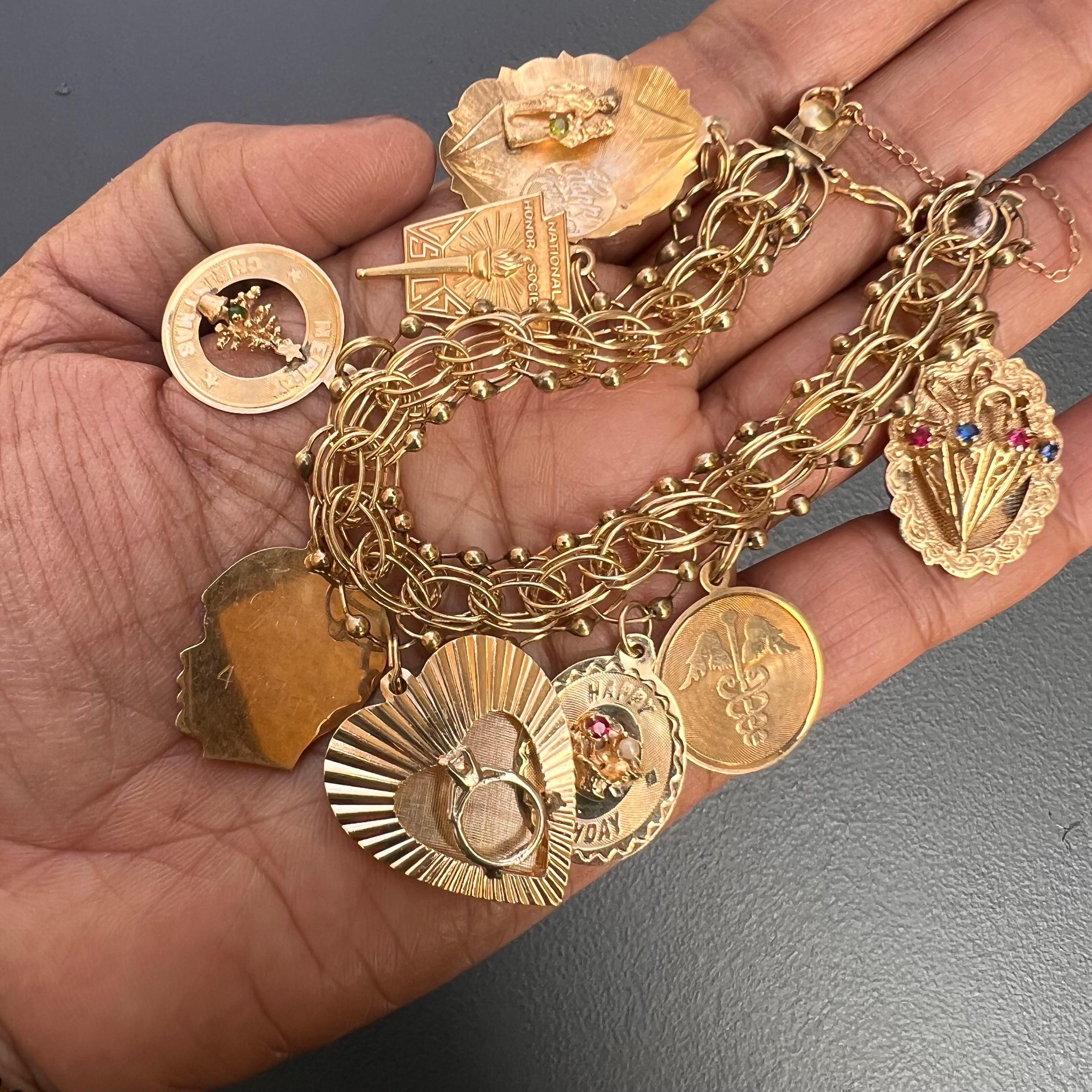 1960s Retro 14kt Gold Charm bracelet  8 charmes en vente 9