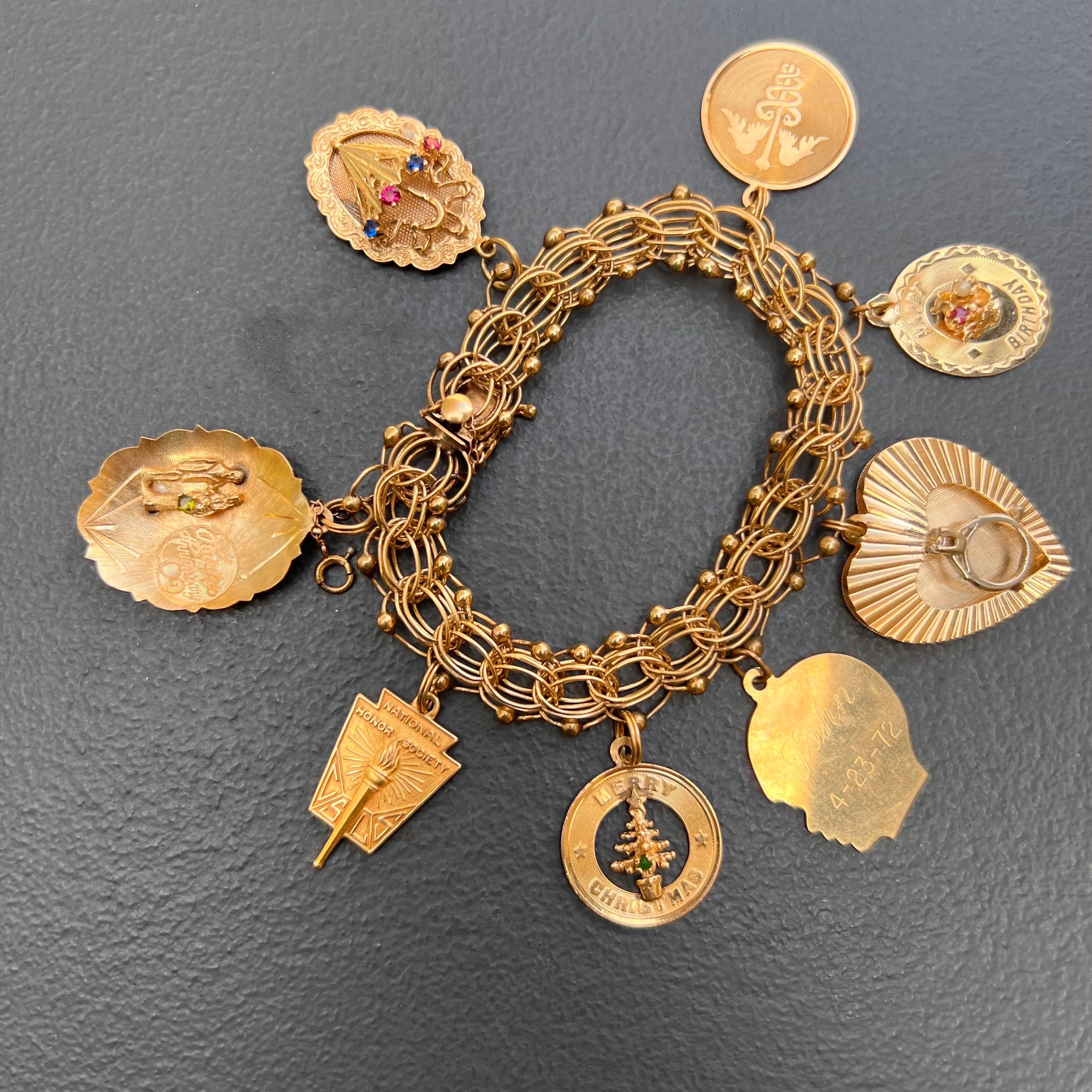 1960er Jahre Retro 14kt Gold Charm Armband  8 Reize im Zustand „Gut“ im Angebot in Plainsboro, NJ