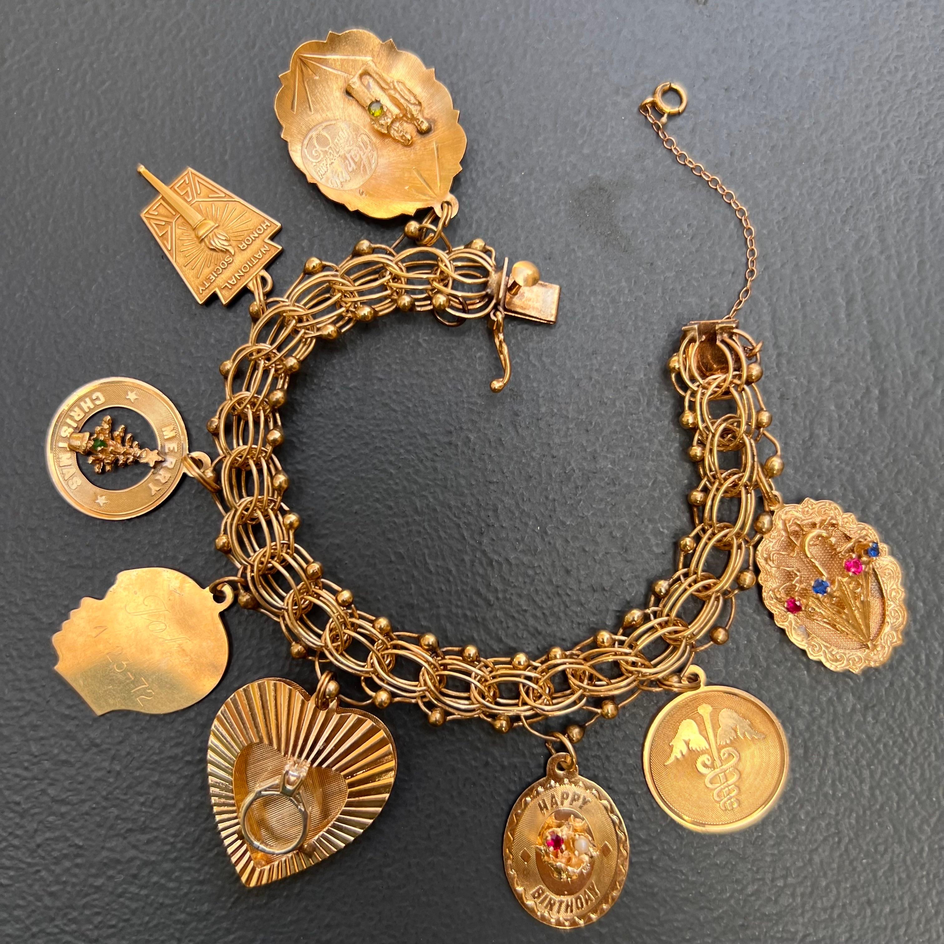1960s Retro 14kt Gold Charm bracelet  8 charmes Bon état - En vente à Plainsboro, NJ