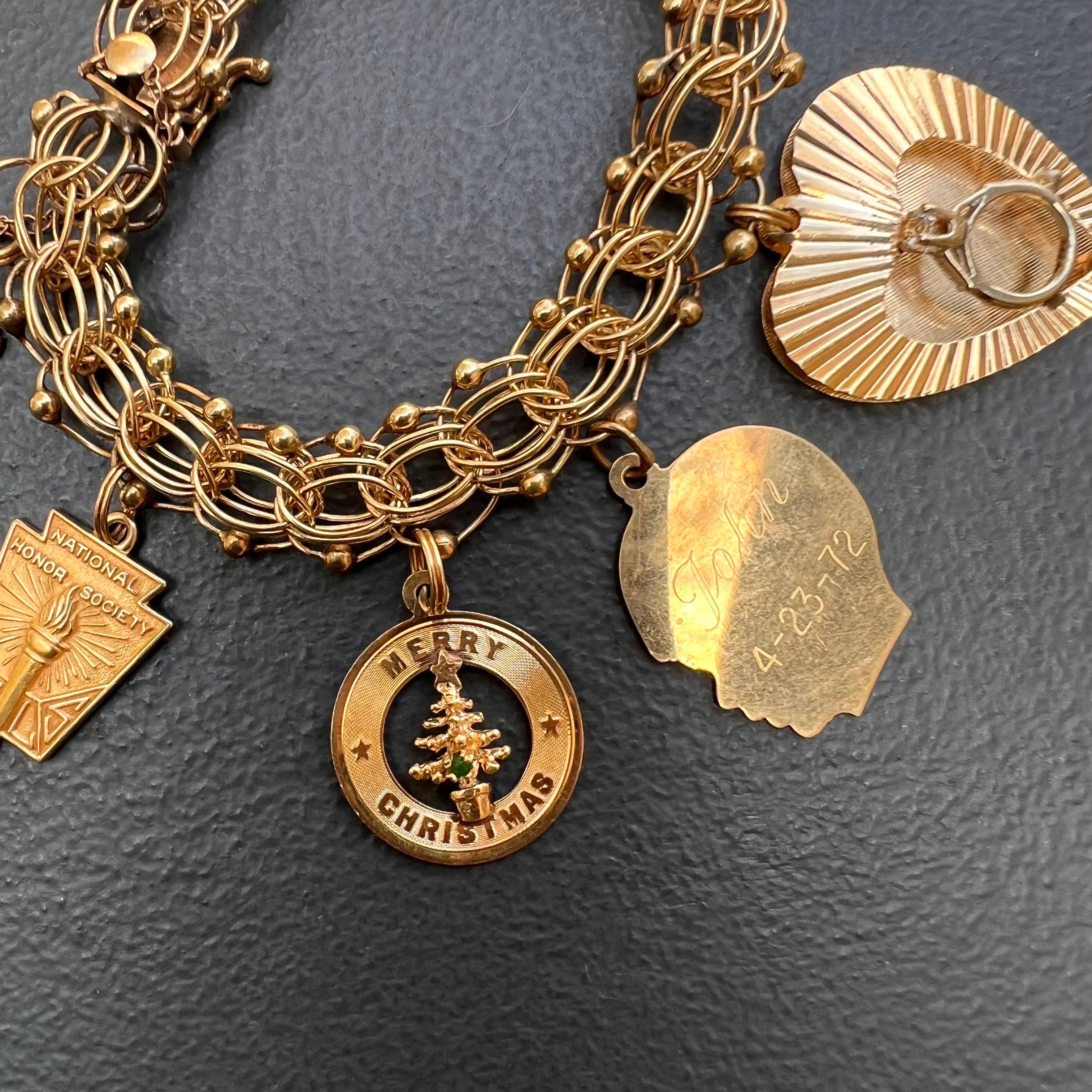 1960s Retro 14kt Gold Charm bracelet  8 charmes Pour femmes en vente