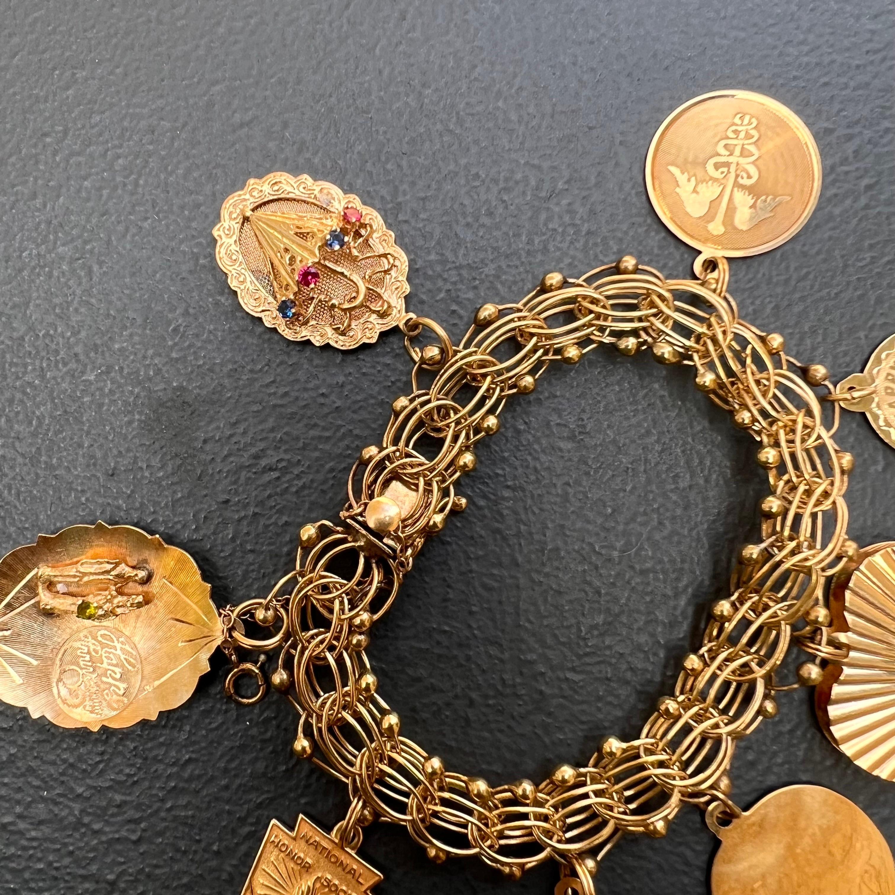 1960s Retro 14kt Gold Charm bracelet  8 charmes en vente 1