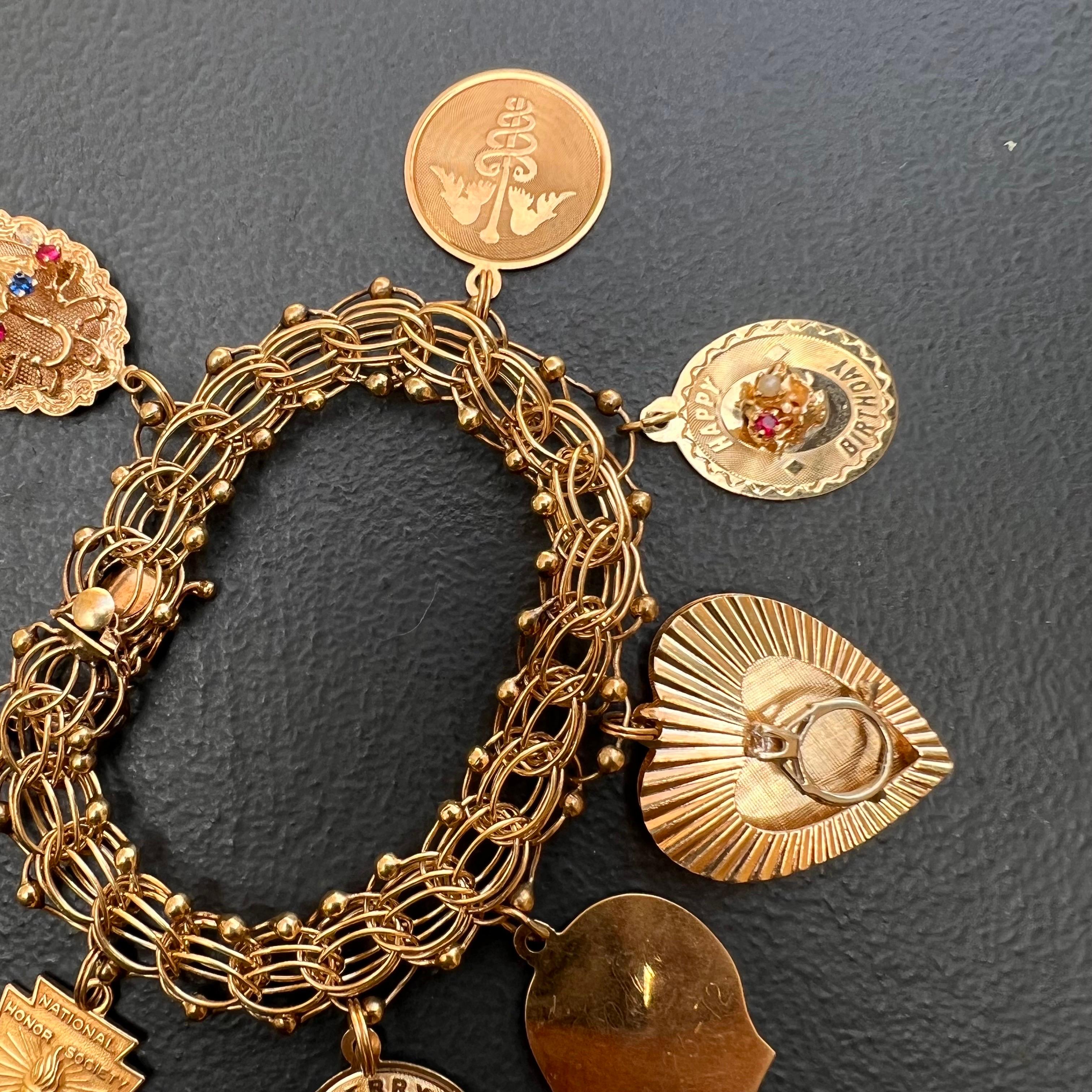 1960s Retro 14kt Gold Charm bracelet  8 charmes en vente 2