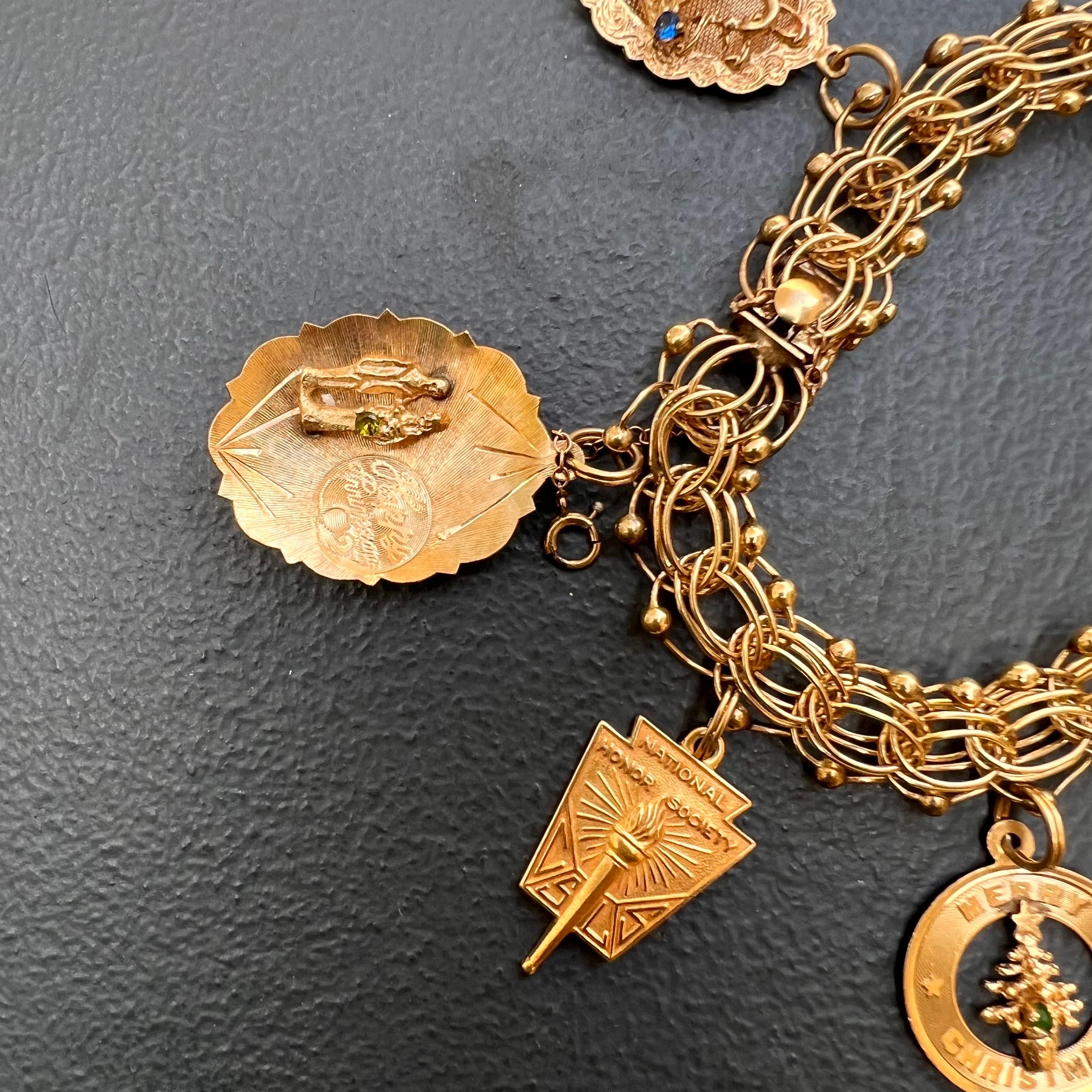 1960s Retro 14kt Gold Charm bracelet  8 charmes en vente 3