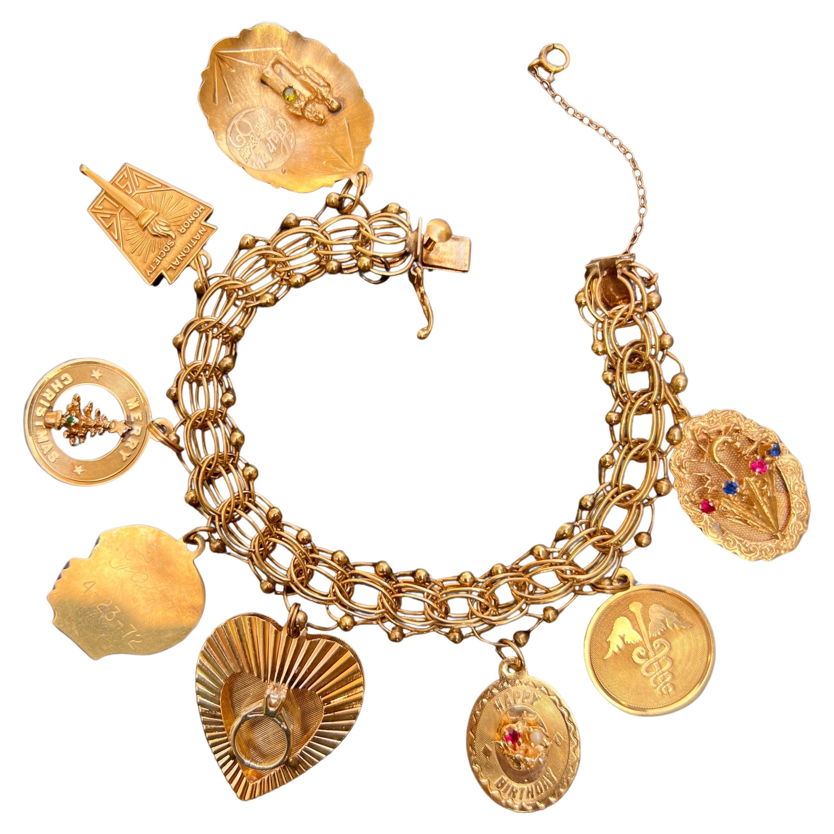 1960s Retro 14kt Gold Charm bracelet  8 charmes en vente