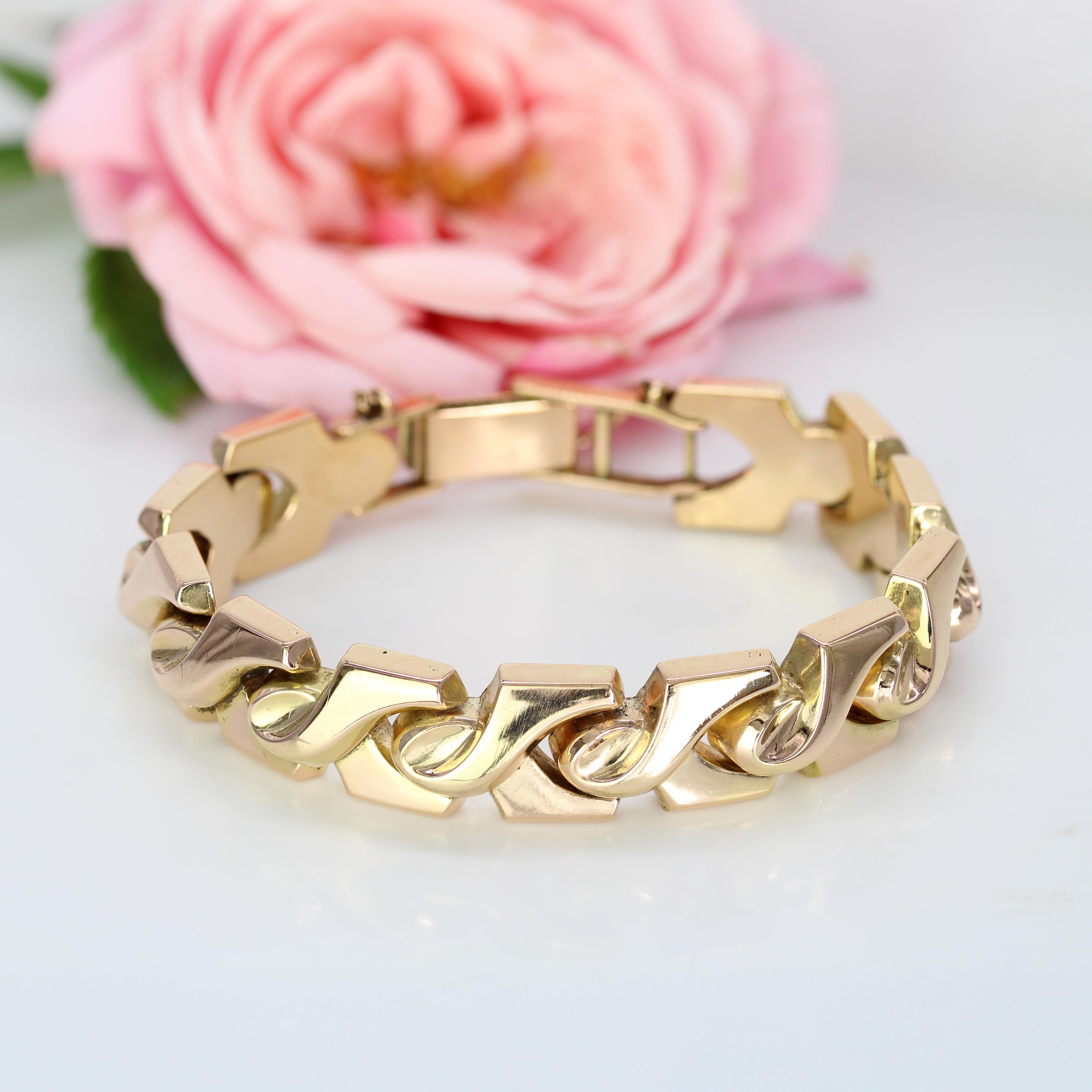 1960s Retro 18 Karat Rose Gold Articulated Bow Pattern Bracelet In Good Condition For Sale In Poitiers, FR