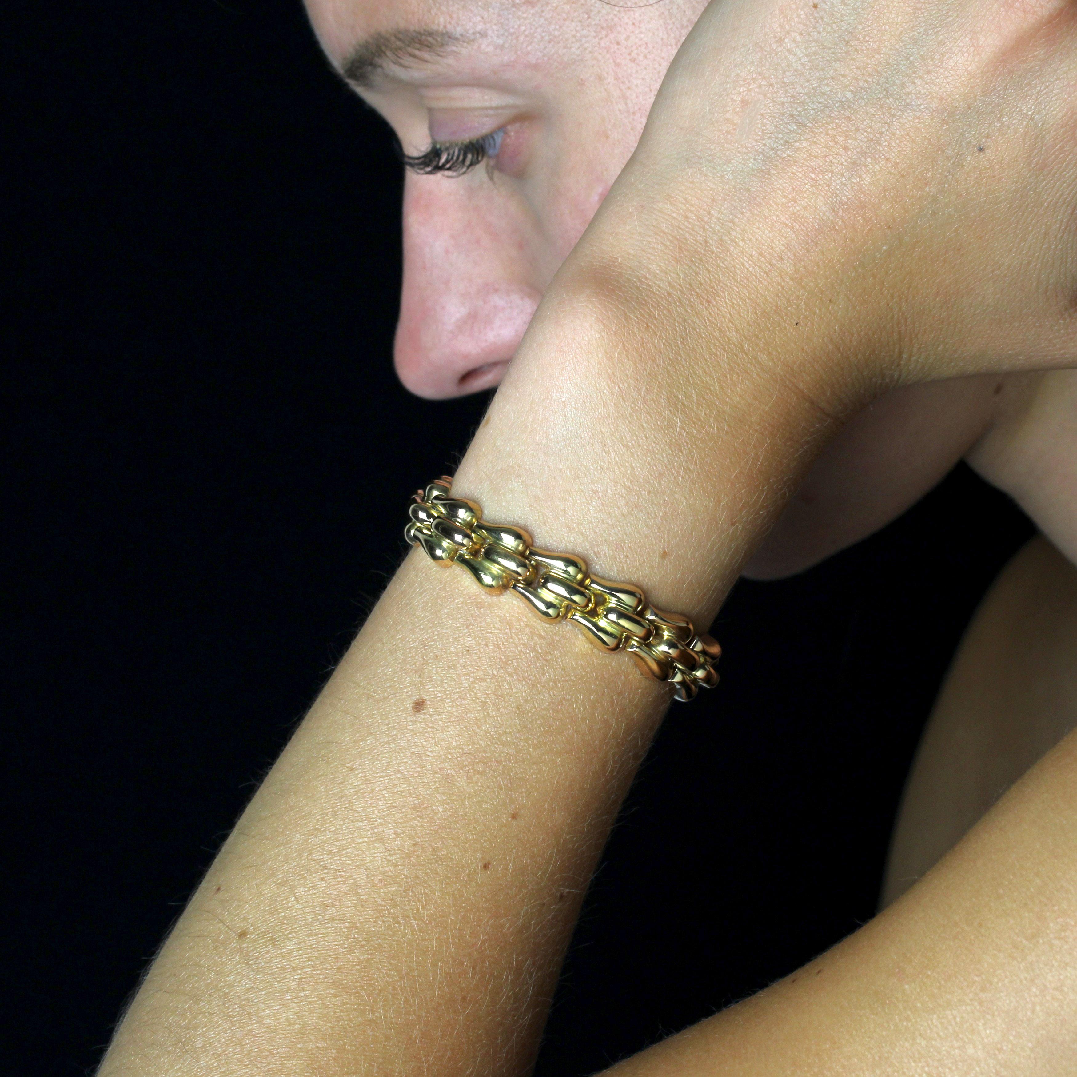 Bracelet in 18 karat rose gold. 
An elegant antique bracelet, it is formed of domed motifs on the top that are linked together. The motifs are completely flat on the inside and the fastening system is a ratchet clasp with a scale.
Total length :