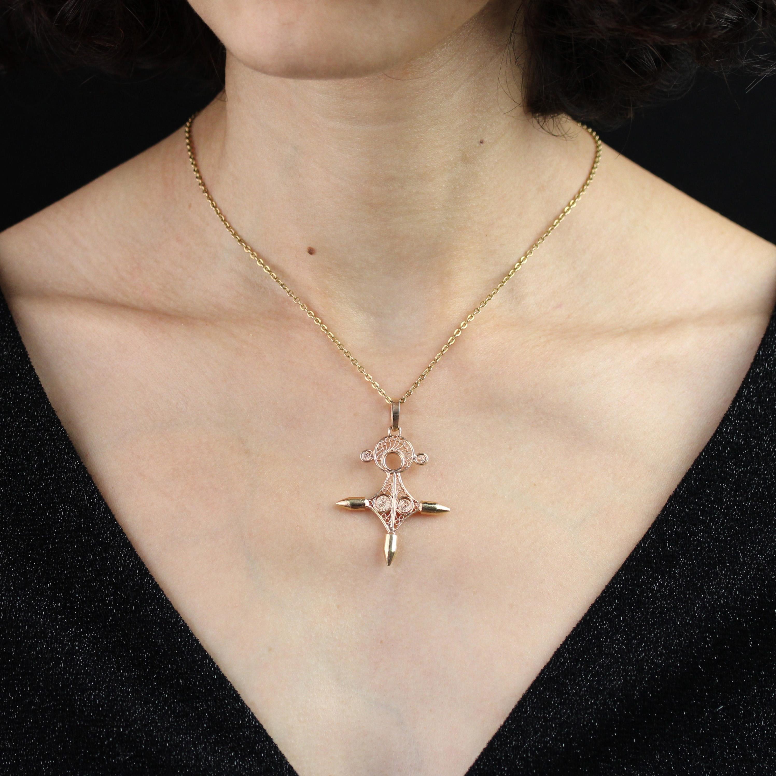 Croce in oro rosa 18 carati, marchio del gufo.
Questa Croce del Sud o Croce di Agadez, un gioiello vintage, è realizzata in filigrana e perline d'oro ed è tenuta in posizione da una grande cauzione.
Il ciondolo è venduto da solo, senza la sua catena