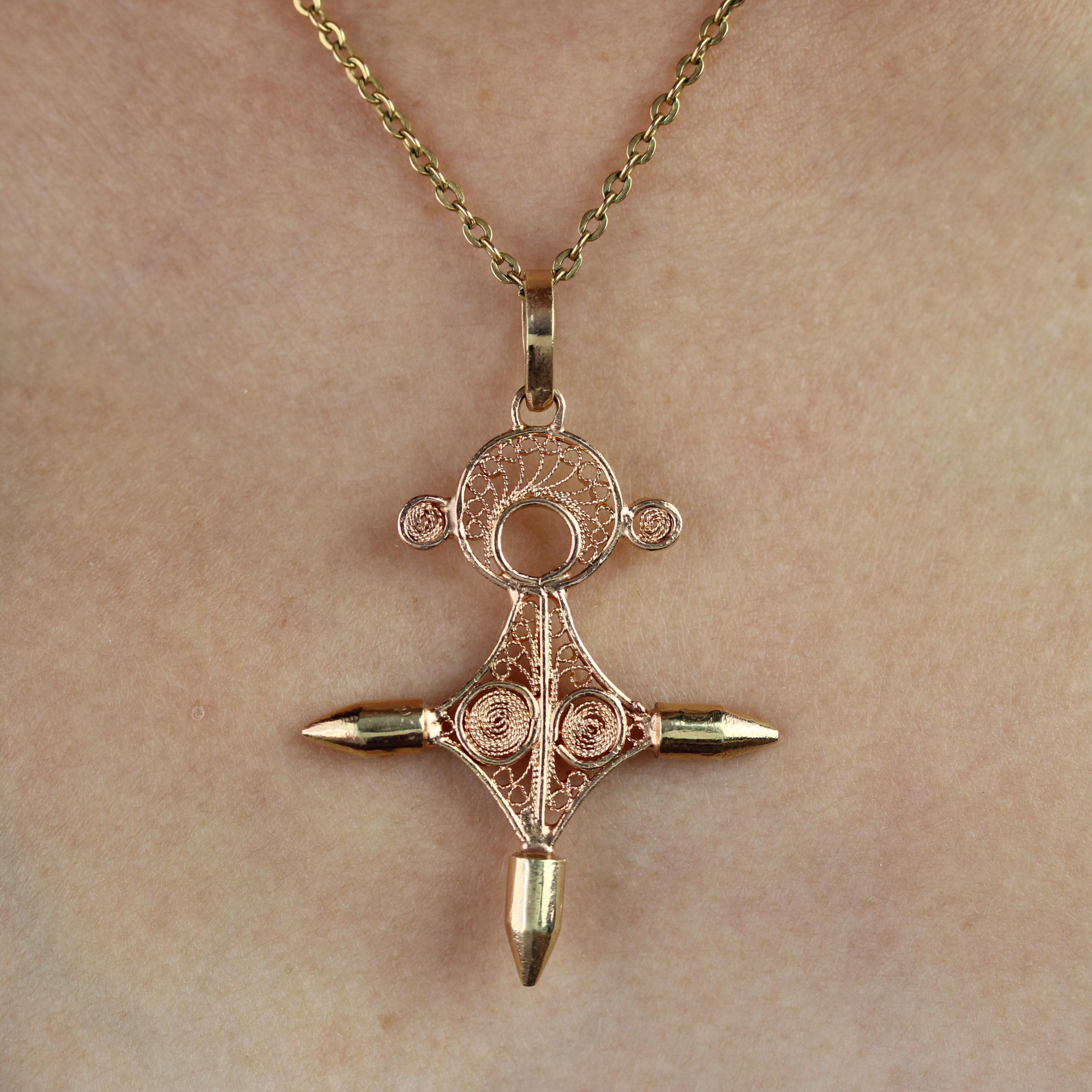 Ciondolo a croce Agadez in oro rosa 18 carati retrò degli anni '60 in vendita 1