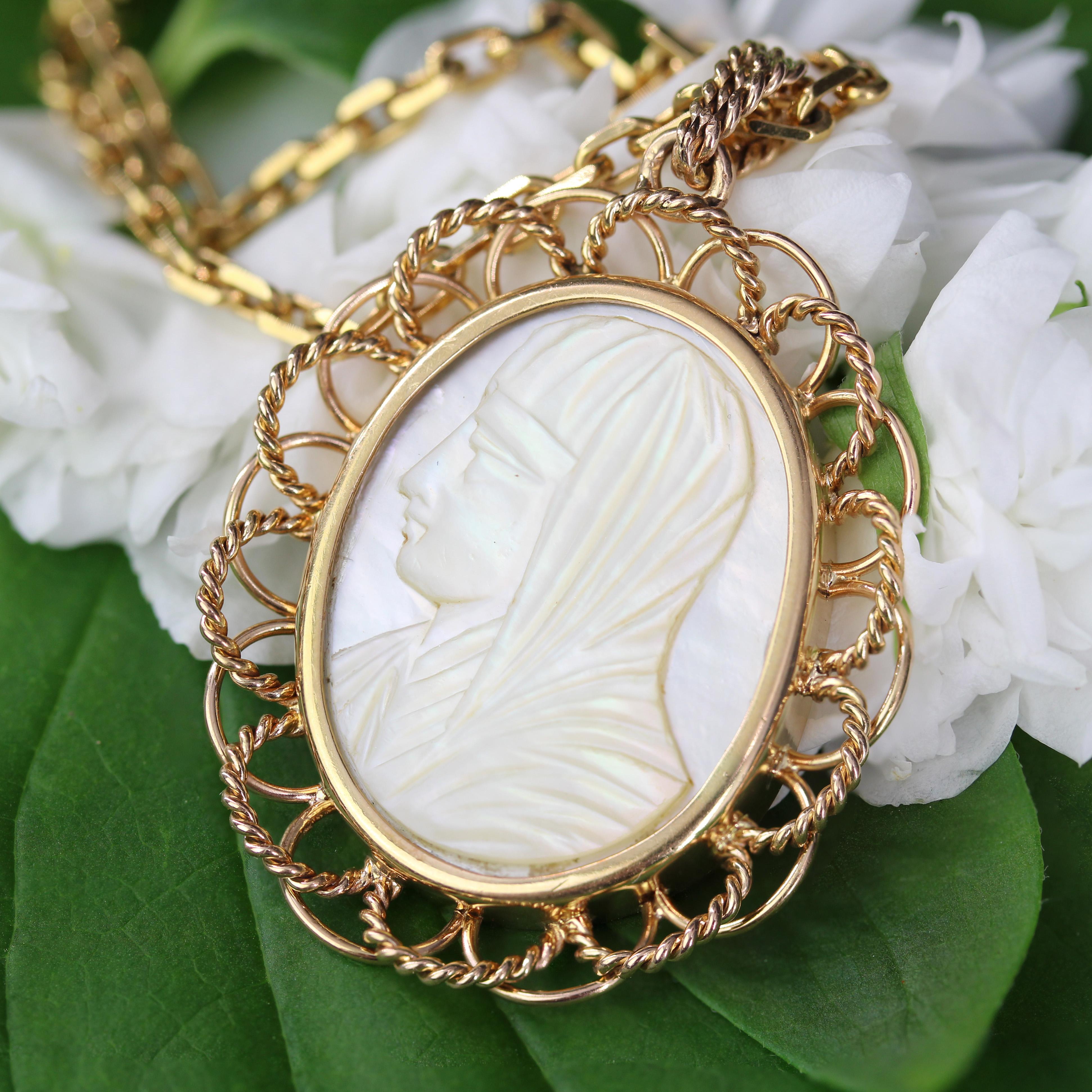 Medaglia retrò degli anni '60 in oro rosa 18 carati Madre di Perla Vergine Maria in vendita 1