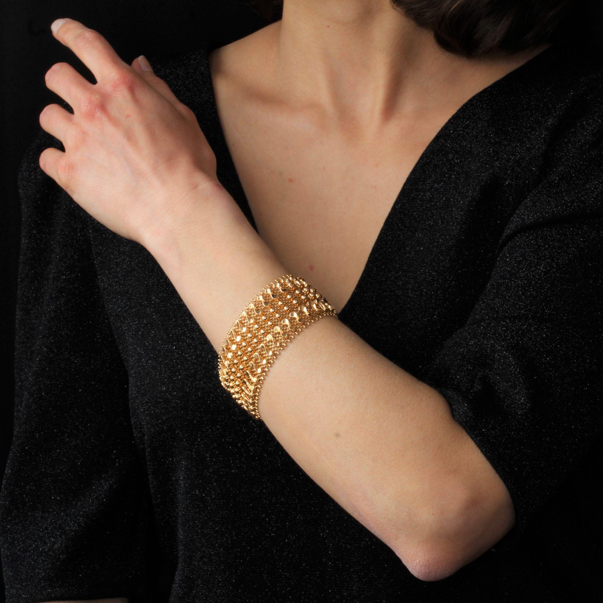 Bracelet in 18 karat rose gold.
Sublime retro bracelet, it is formed of a weaving of gold threads set in applique on top of a double line of gold pearls, and a double line of arabesque patterns. On both sides, the fabric ends with a beaded. The