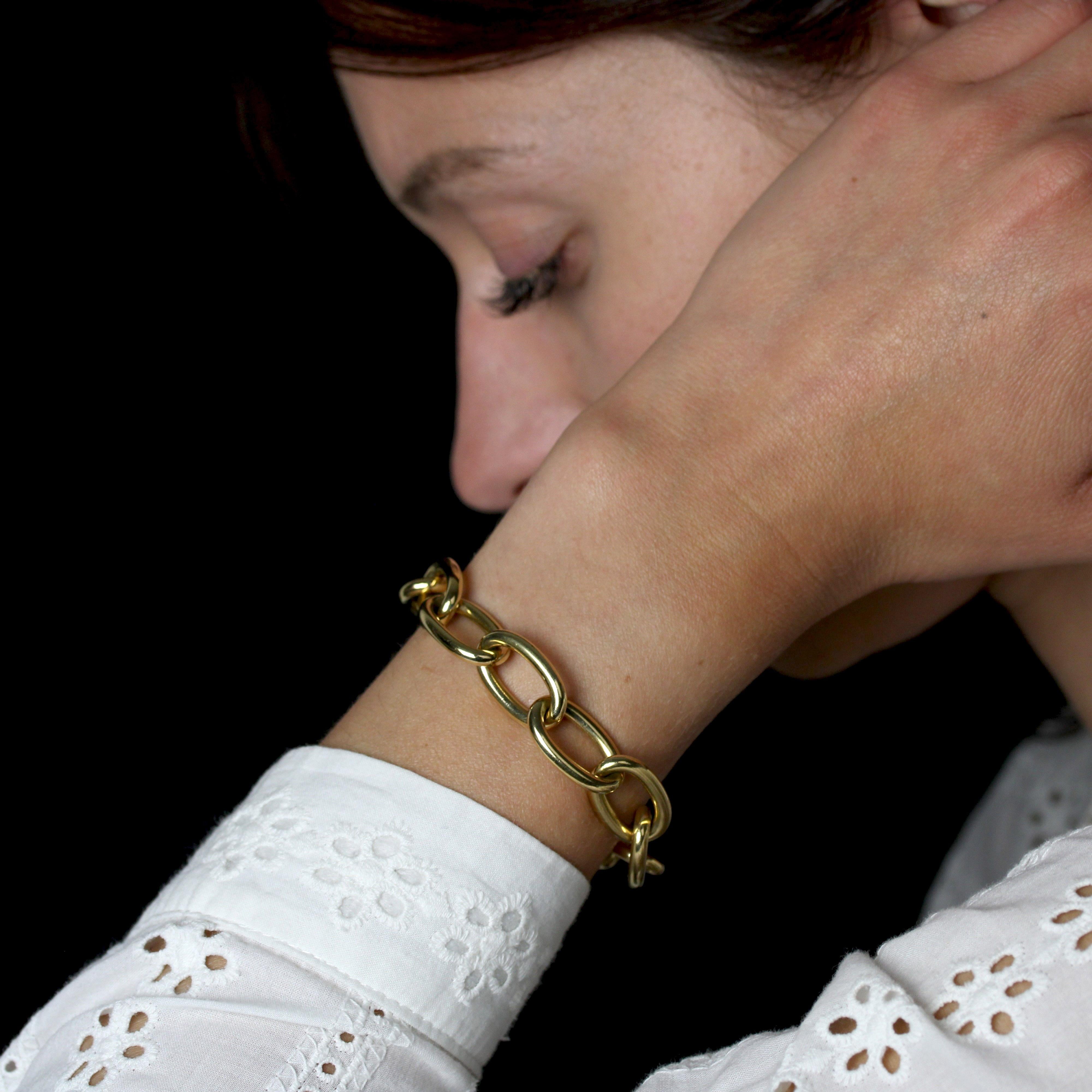 Bracelet in 18 karat yellow gold, gazelle head hallmark.
A solid gold bracelet, it features a convict link that ends in the last link with a ratchet clasp with two safety “8”.
Length : 18.5 cm approximately, inner circumference : 15.5 cm