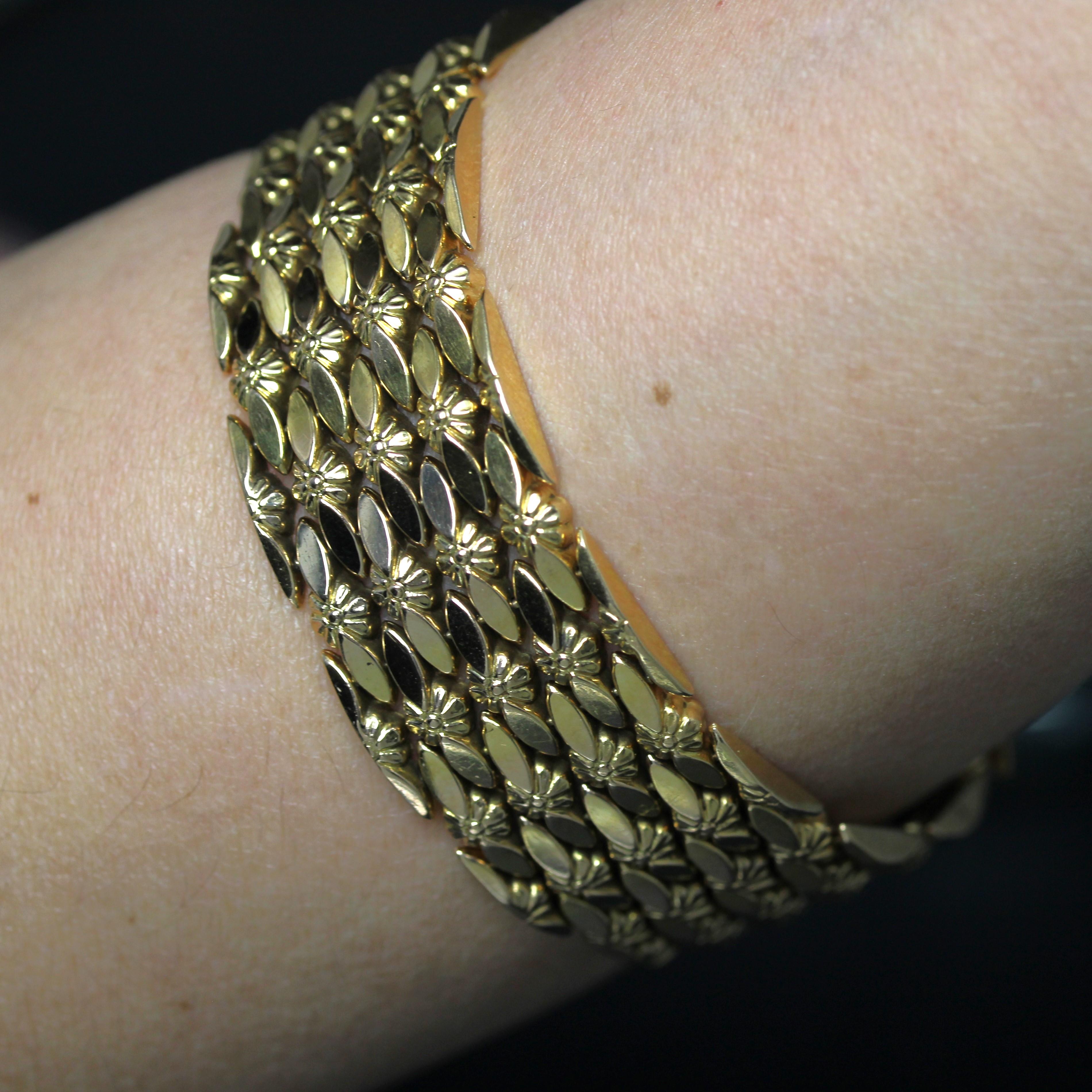 1960s Retro 18 Karat Yellow Gold Flowers Ribbon Bracelet For Sale 3