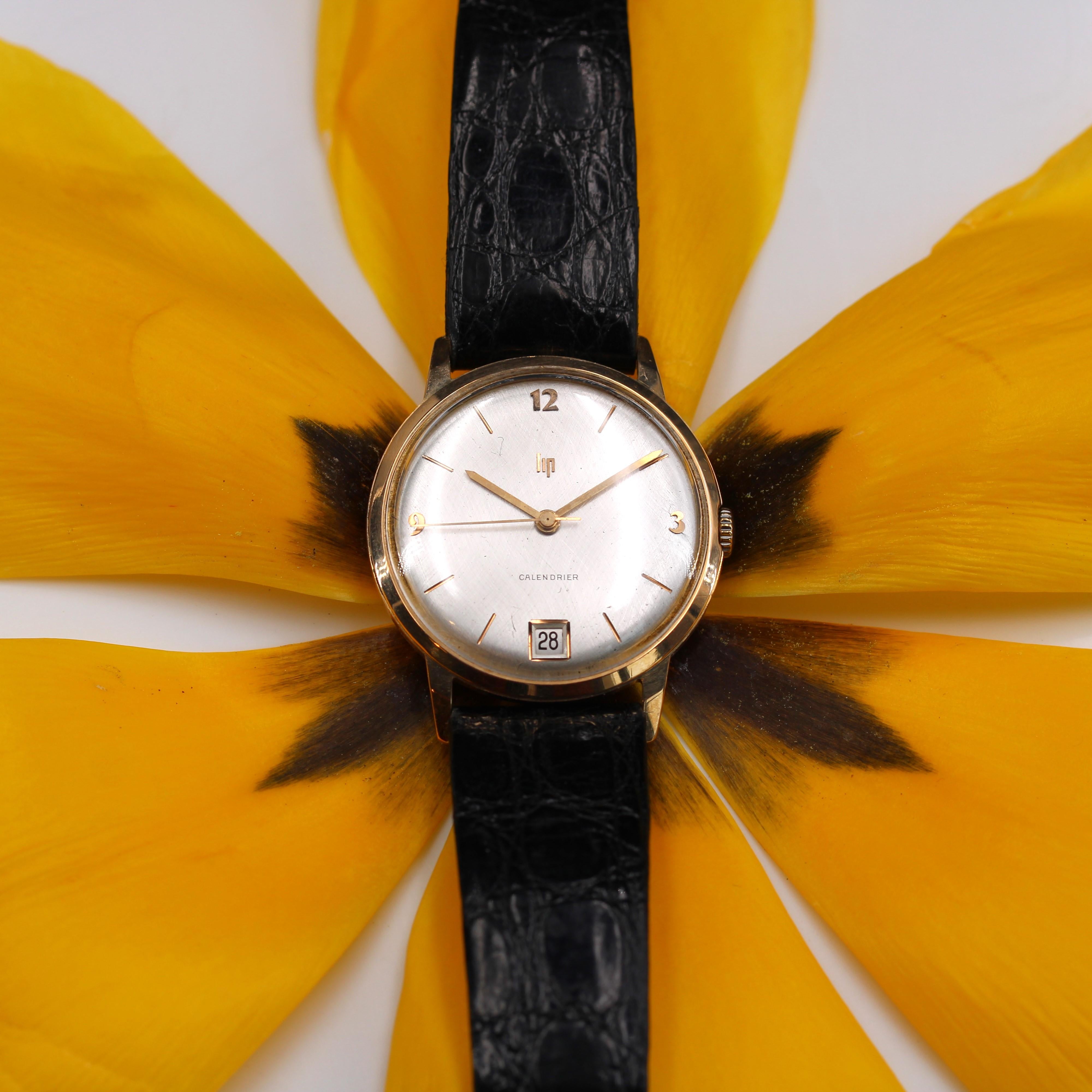 1960s Retro 18 karat Yellow Gold Lip Calendrier Mechanical Men Watch In Good Condition For Sale In Poitiers, FR