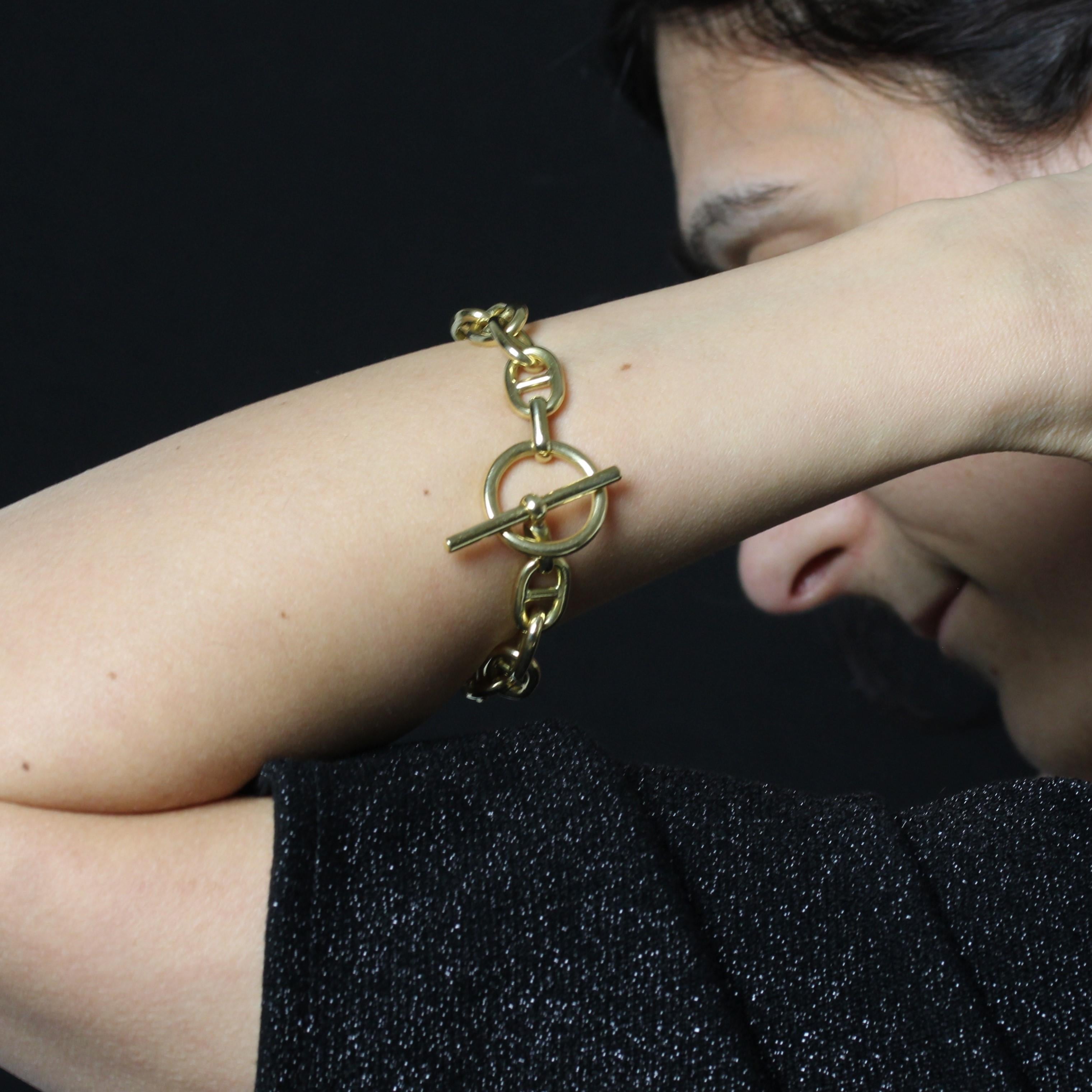 Bracelet in 18 karats yellow gold.
A retro bracelet, it features a solid marine mesh, ending in a wide-ring key clasp.
Length : 20.5 cm approximately, width : 10 mm approximately, inner circumference : 17 cm approximately.
Total weight of the jewel: