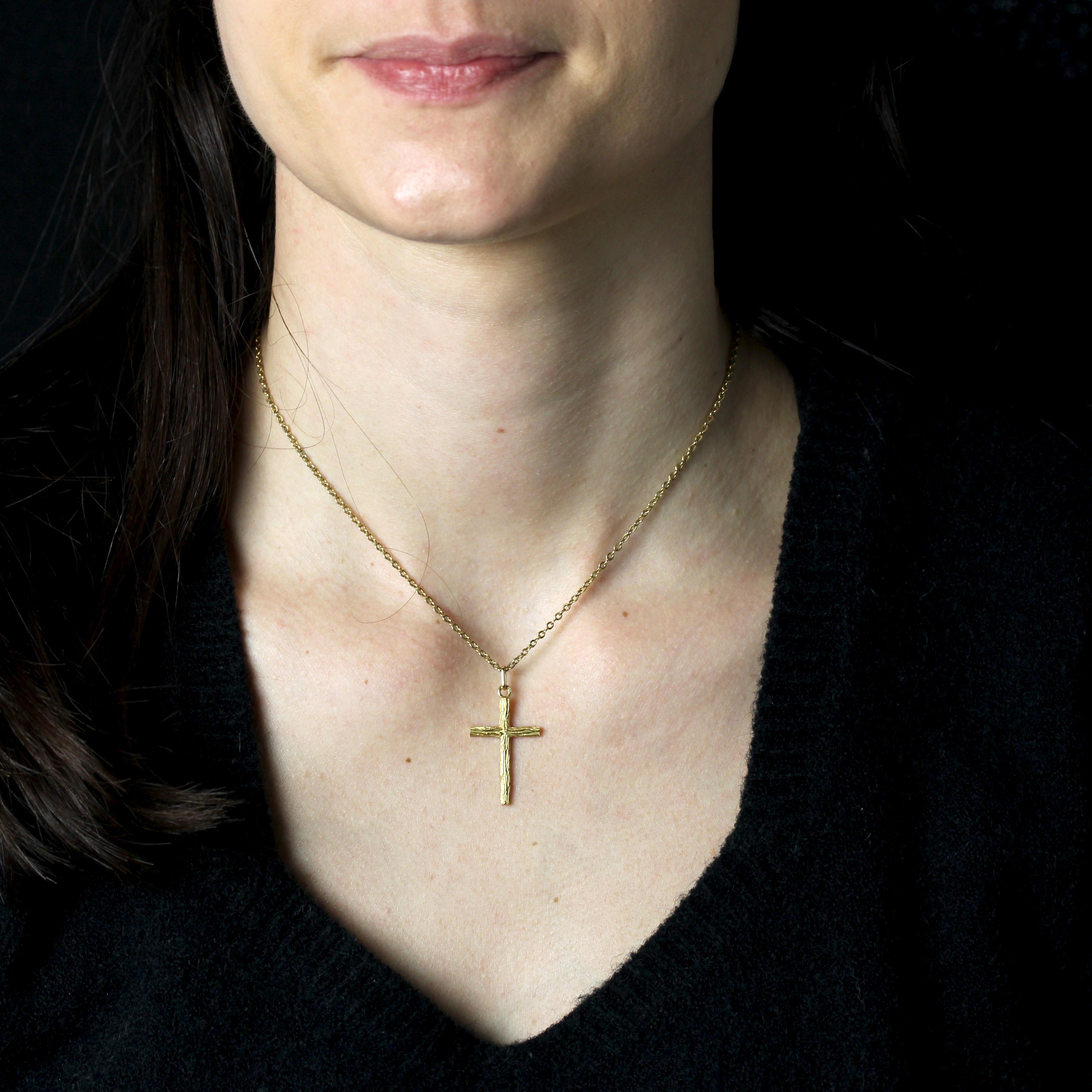 Croix en or jaune 18 carats, poinçon tête d'aigle.
Cette croix en or jaune est ciselée sur toute sa longueur, ce qui lui donne un effet texturé.
Pendentif vendu seul, sans sa chaîne de présentation.
Hauteur : 3,5 cm environ, largeur : 1,7 cm