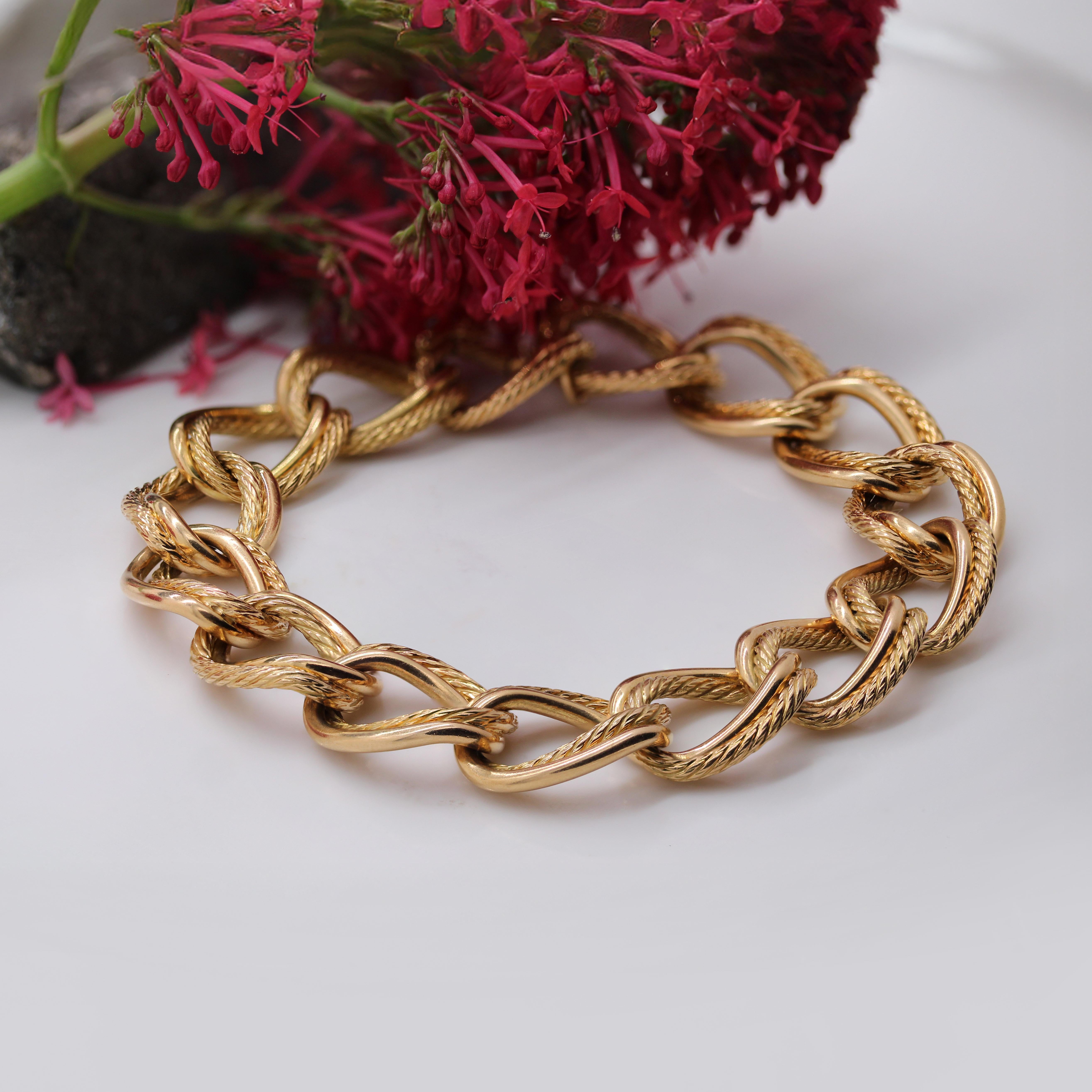 1960s Retro 18 Karat Yellow Gold Twisted Curb Chain Bracelet In Excellent Condition For Sale In Poitiers, FR
