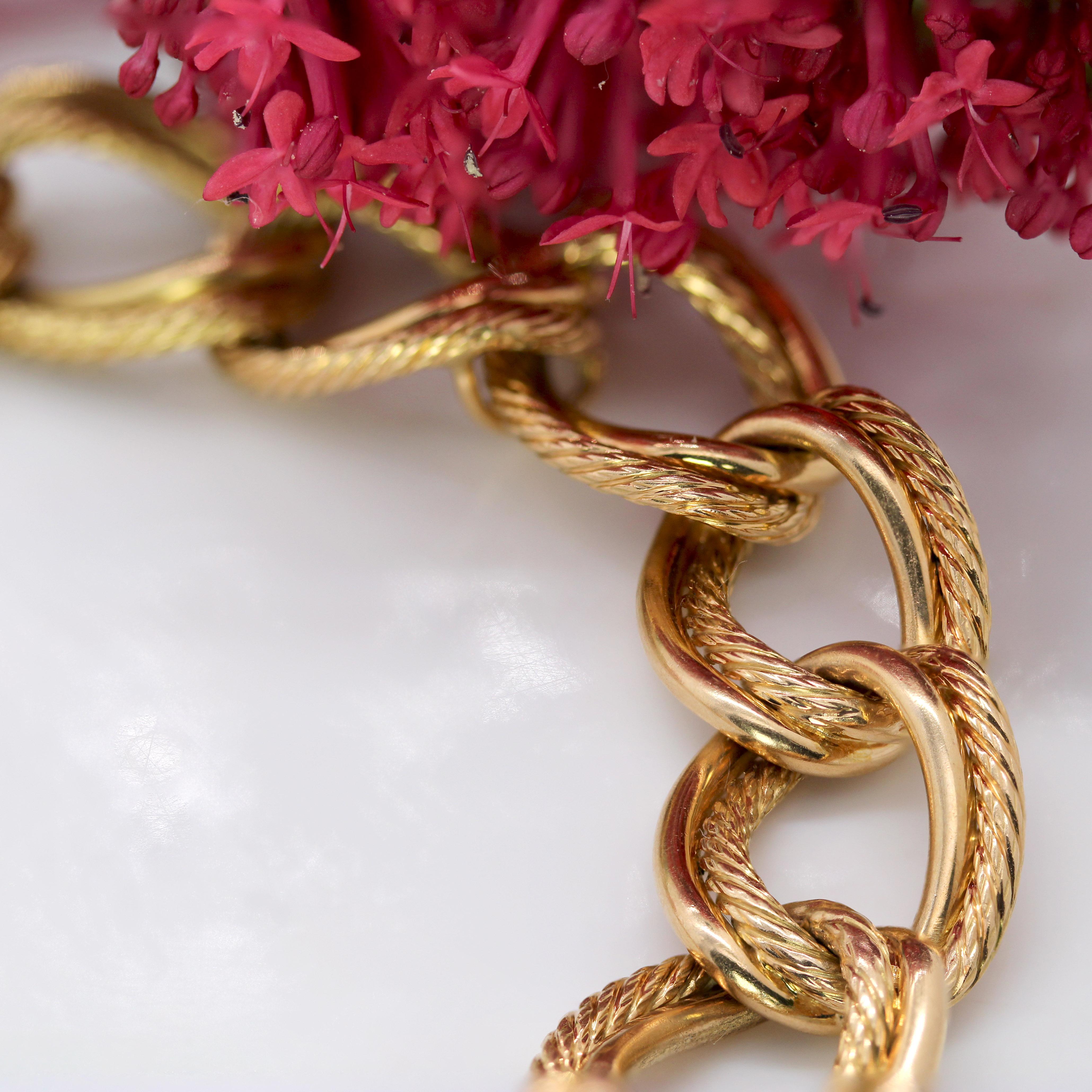 1960s Retro 18 Karat Yellow Gold Twisted Curb Chain Bracelet For Sale 2