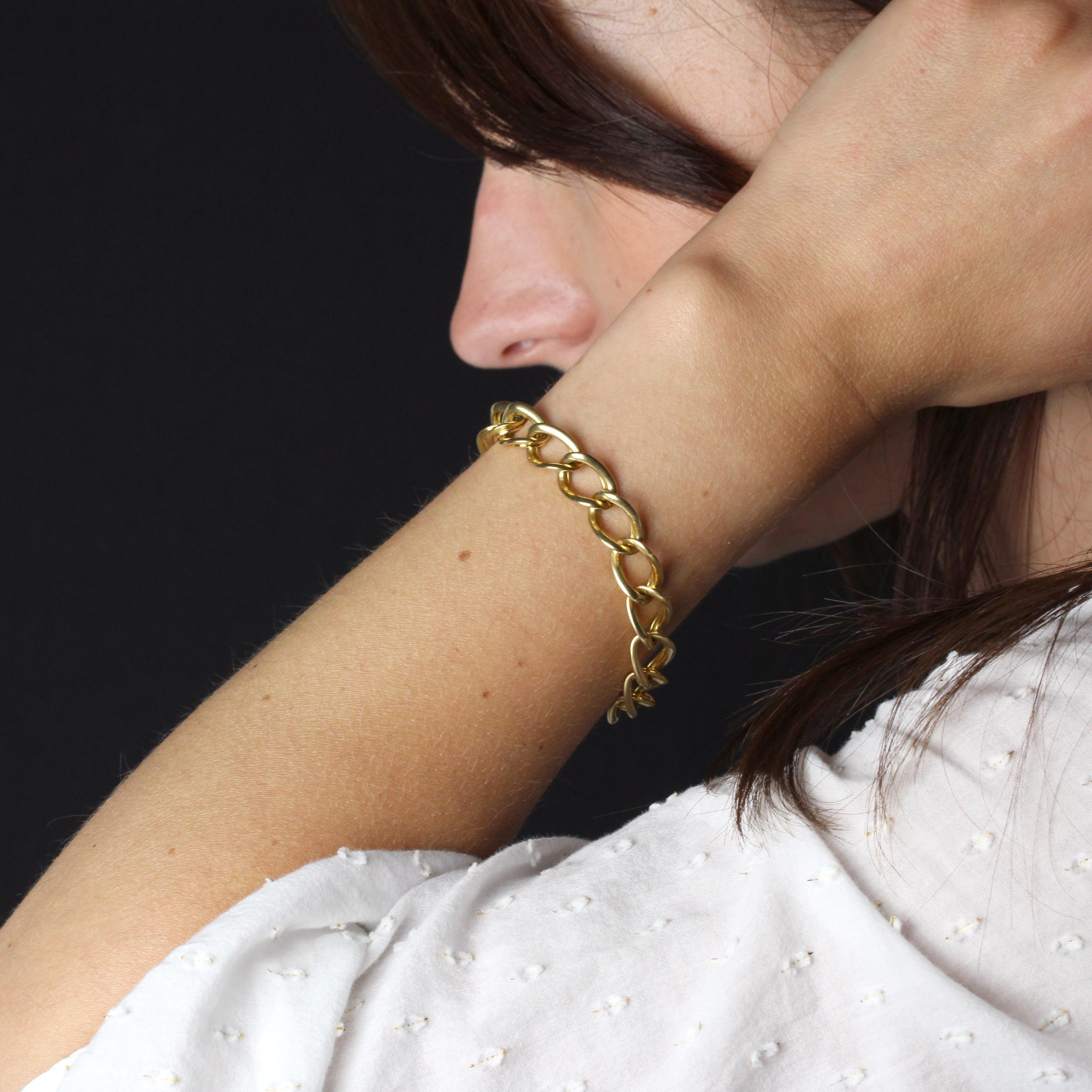Bracelet in 18 karat yellow gold.
Antique gourmette, the links of this antique bracelet are gourmette-type, slightly twisted and ribbed on top. The clasp is in the last link with 8 safety pins.
Length : 19 cm approximately, inner circumference : 16