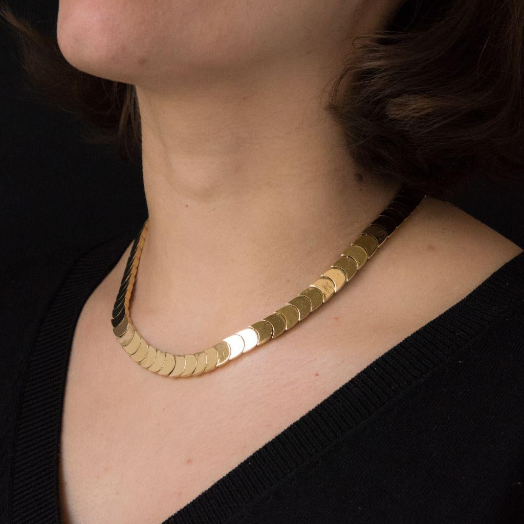 1960s Retro 18 Karat Yellow Gold Articulated Scale Necklace In Excellent Condition In Poitiers, FR