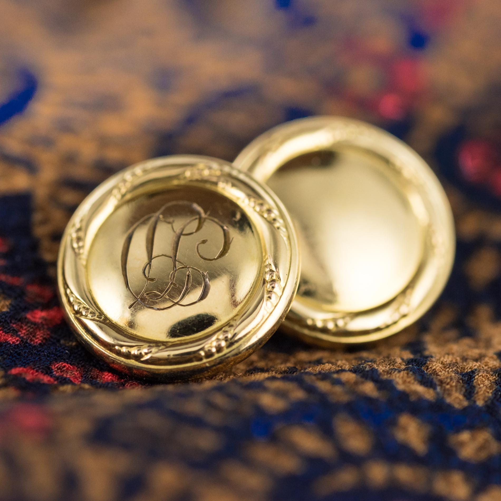 Pair of 14 karats yellow cufflinks.
Each gold cufflink is formed of a smooth round plate. The passers-by are in the shape of ogive in hammered gold. The 2 parts are interconnected by 3 rings of gold.
Diameter: 1.75 cm.
Total weight: approximately