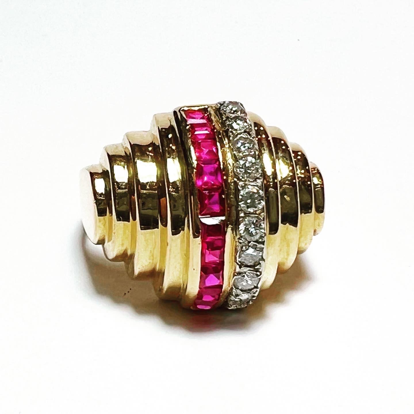 Superb tank ring, linear and geometrical design typical for this period.
Ring in 18 karat yellow gold, diamonds and rubies.
Circa 1960.
Brilliant diamond cut and square cut rubys.
Total approximate weight of the diamonds:  0,30 carat.
Total