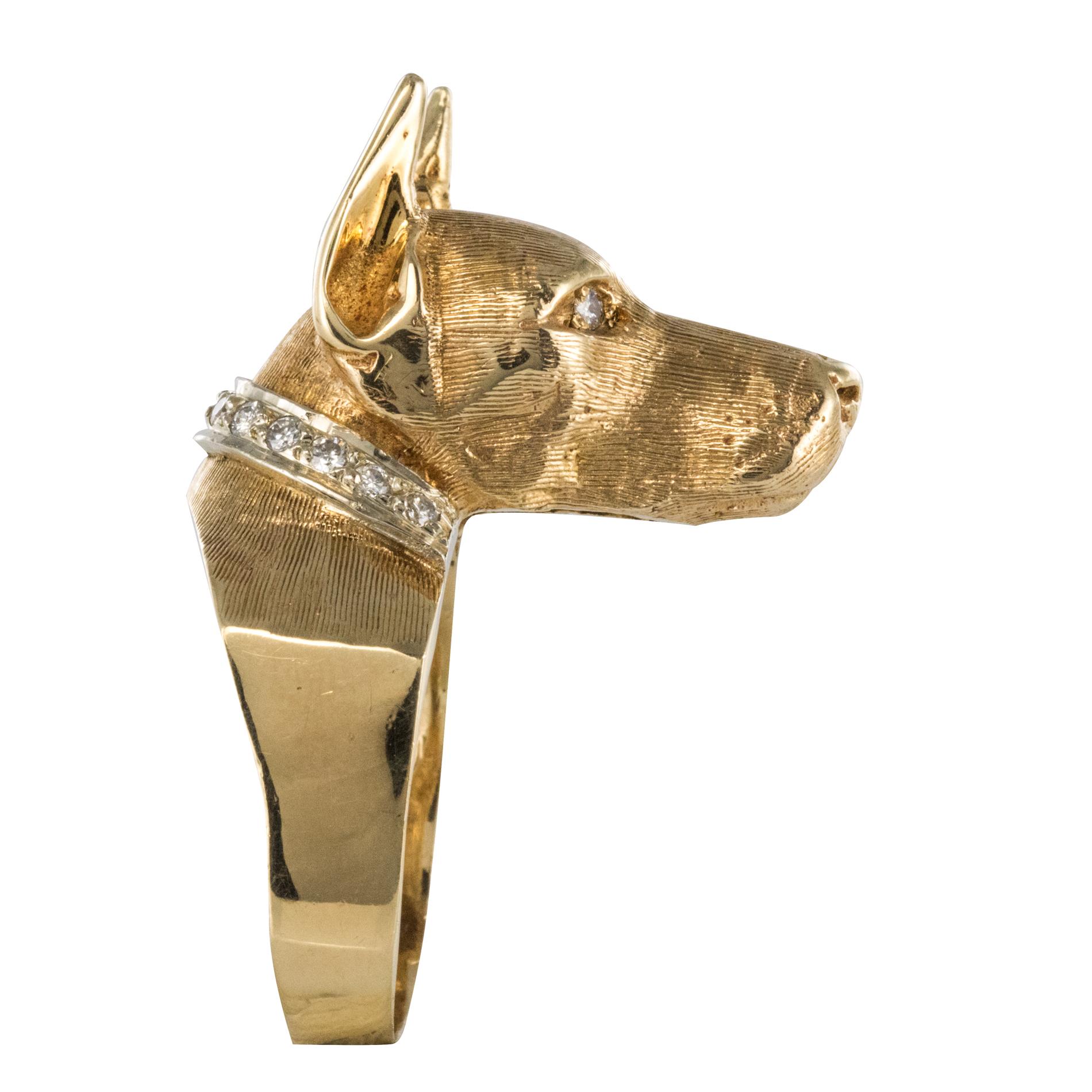 Ring aus 14 Karat Gelbgold.
Dieser originelle und noch nie dagewesene Retro-Ring stellt einen Doggenkopf aus Amati-Gold dar, dessen Augen und Halsband mit Diamanten besetzt sind.
Höhe: ca. 1,6 cm, Breite: ca. 1,2 cm, Kopflänge: ca. 1,2 cm, Dicke an