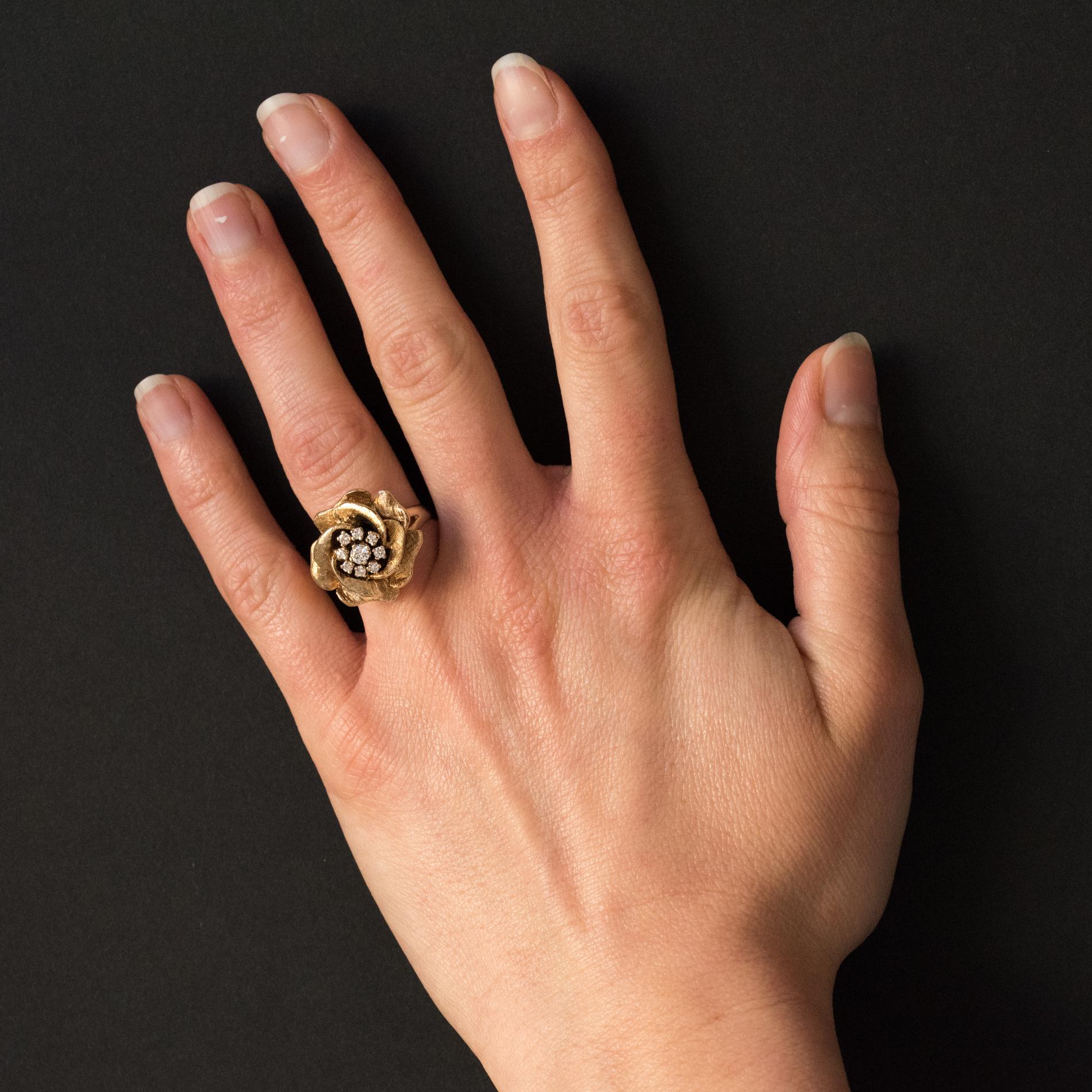 Ring in 14 karats yellow gold.
Lovely retro ring, it represents a rose just hatched, whose heart is set with 9 diamonds, the one in the center being more important. The petals are delicately carved in order to reproduce the velvety petals. The ring