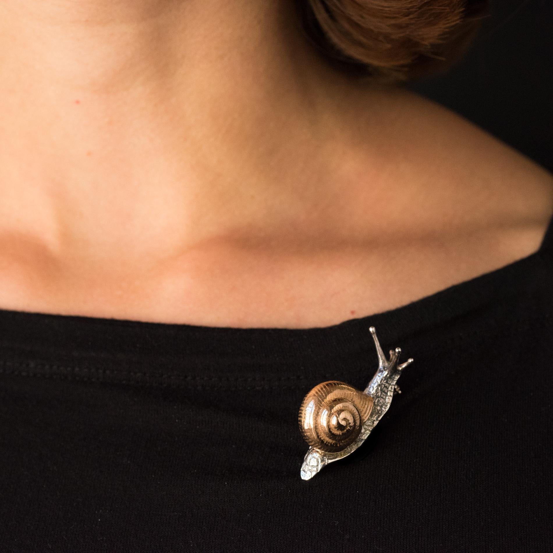 Brooch in sterling silver and vermeil.
This amazing brooch represents a snail on the move. The body is chiseled. The hanging system is a safety pin.
Length: 4 cm, width: 1,5 cm approximately, thickness: 1,7 cm approximately.
Total weight of the