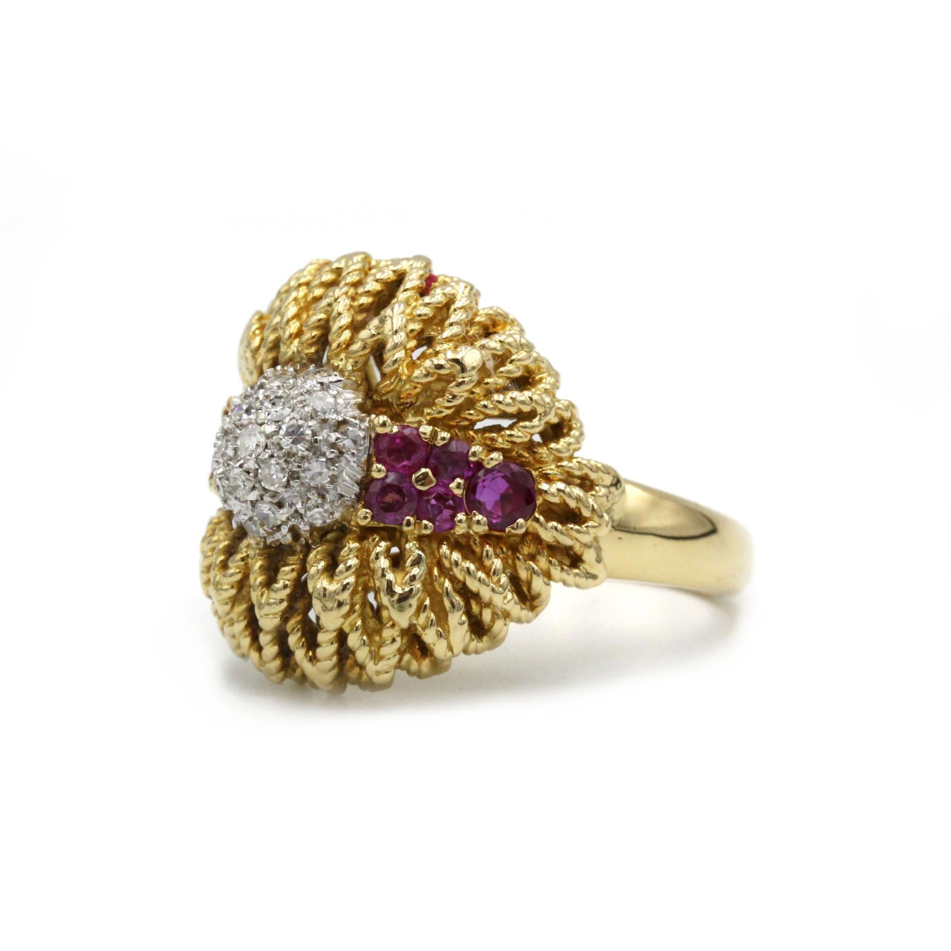 Un superbo esempio di design retrò degli anni '60, questo anello dalla texture audace mette in mostra l'amore dell'epoca per le forme scultoree e gli accenti vibranti delle gemme. Realizzato a mano in oro giallo 18 k, il gambo largo e tortuoso 