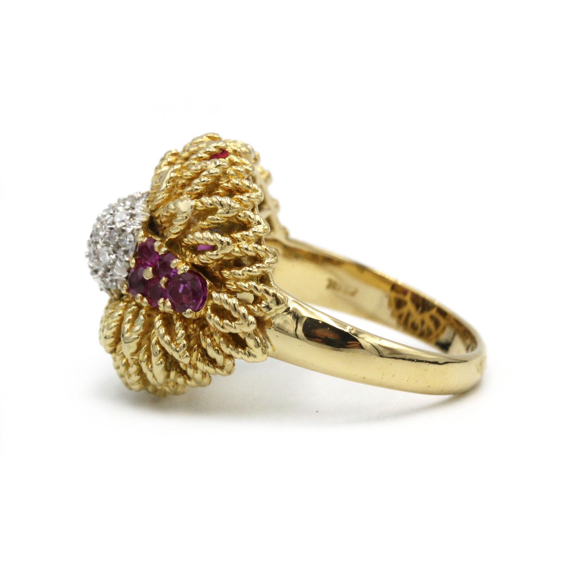 Rétro Anello retrò anni '60 in oro giallo 18K con diamanti e rubini, 11,1 g, FR 55 (US 7) in vendita