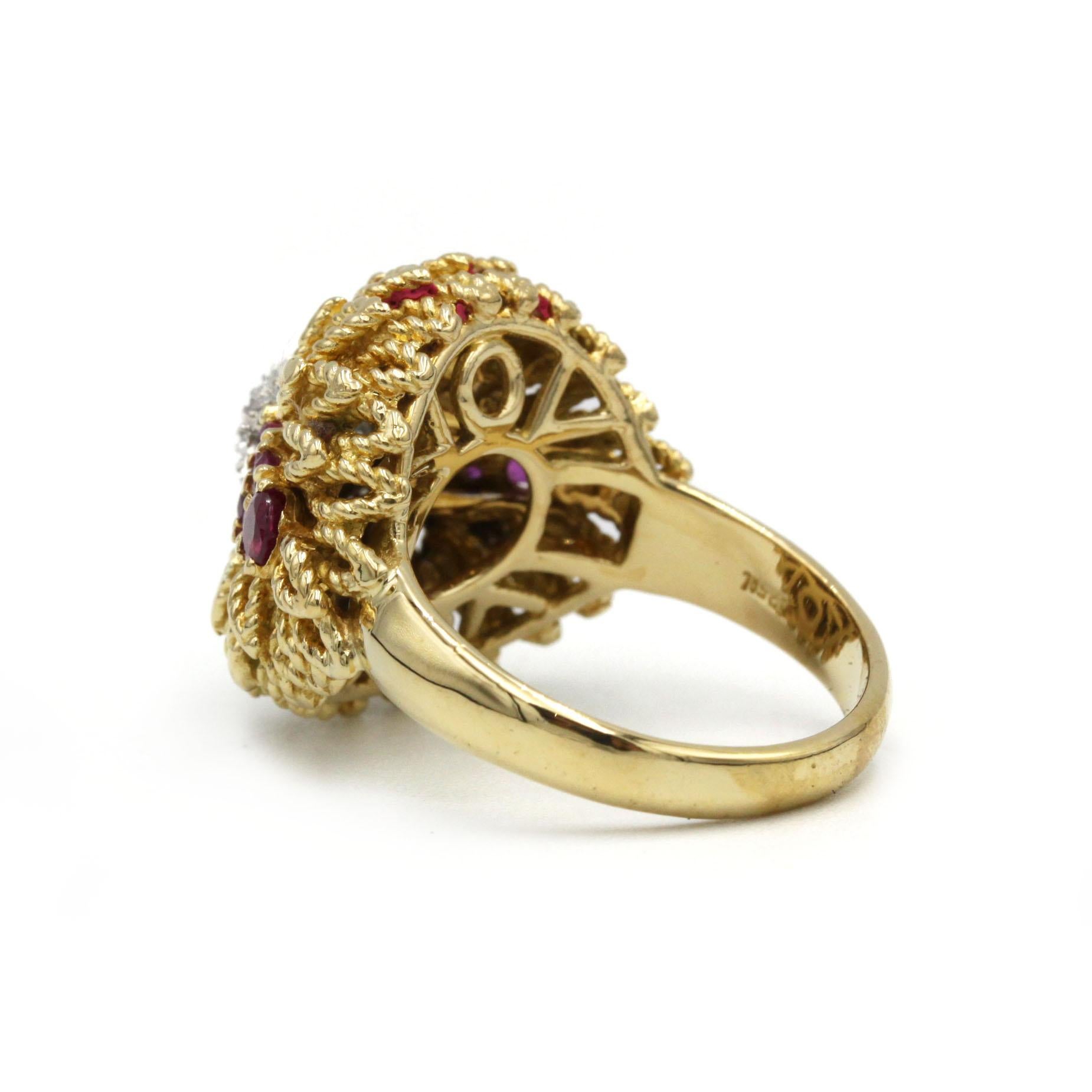 Taglio rotondo Anello retrò anni '60 in oro giallo 18K con diamanti e rubini, 11,1 g, FR 55 (US 7) in vendita