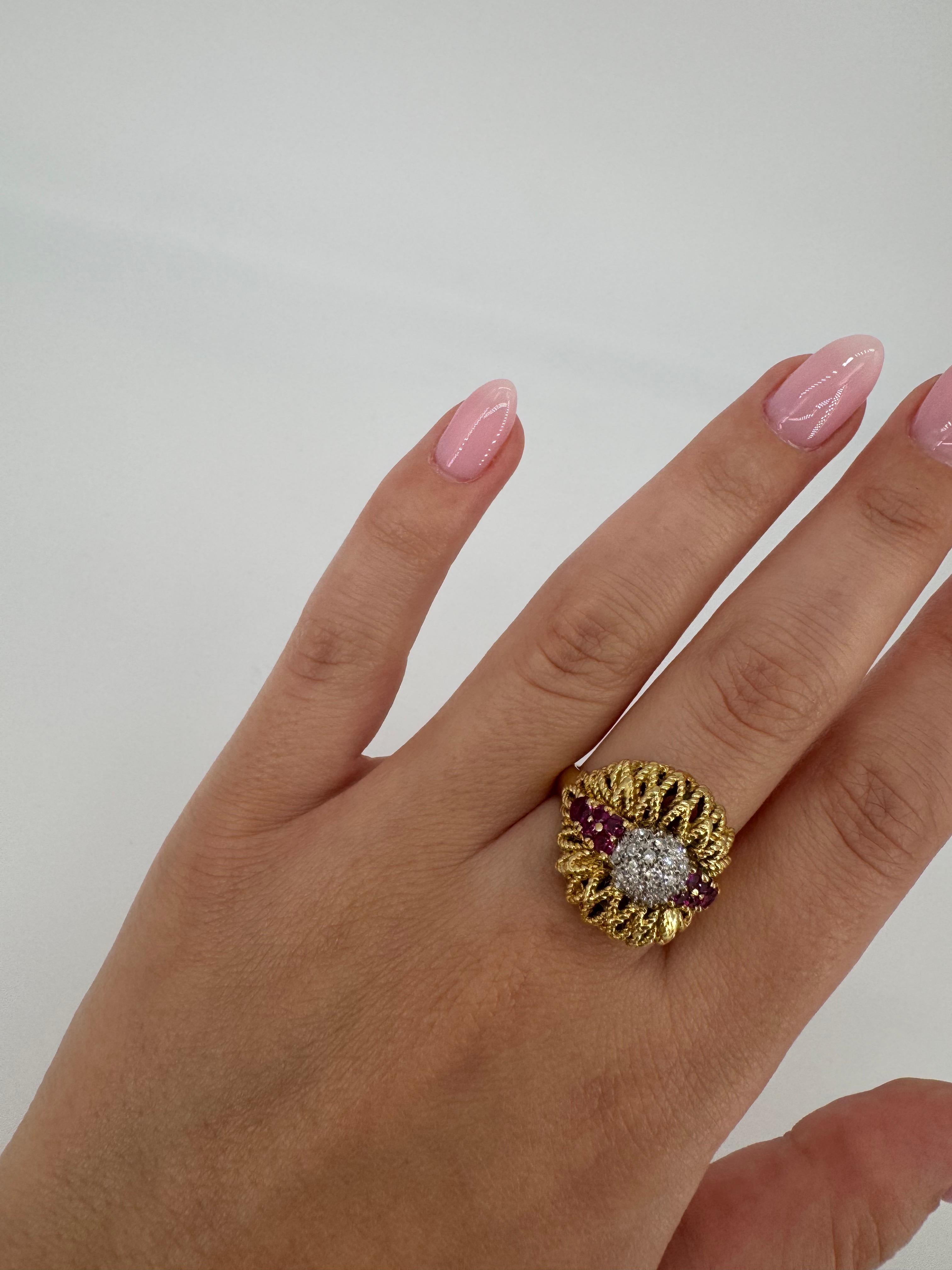 1960s Retro Bague texturée en or jaune 18K diamant et rubis, 11.1 g, FR 55 (US 7) en vente 1