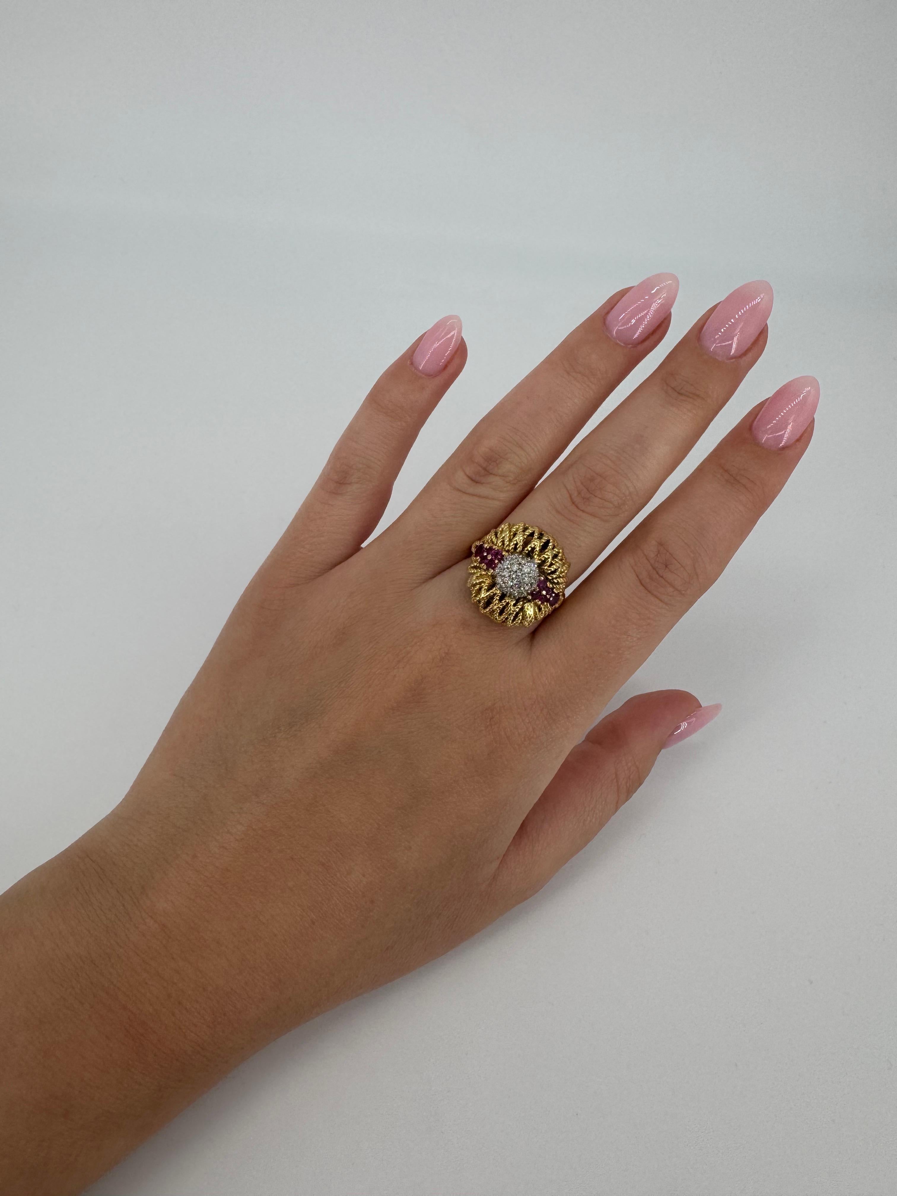 1960s Retro Bague texturée en or jaune 18K diamant et rubis, 11.1 g, FR 55 (US 7) en vente 3