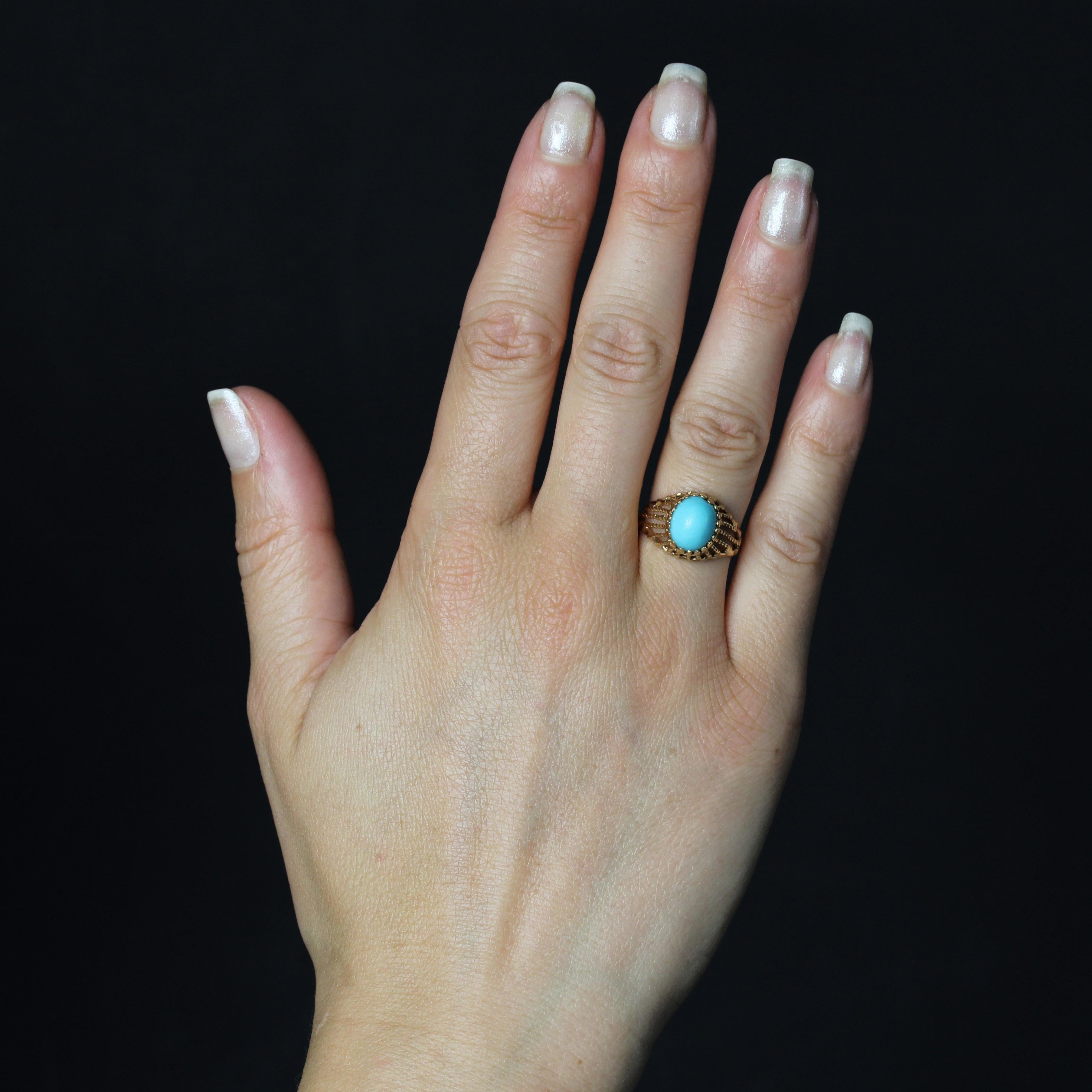 Bague en or rose 18 carats.
Bague dôme vintage, elle présente un ensemble de fils d'or torsadés retenant une pierre de couleur turquoise taillée en cabochon sur le dessus et au centre.
Hauteur : 12 mm environ, largeur : 9 mm environ, épaisseur : 9,2