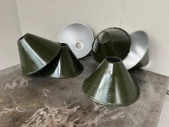 1960's Retro Vintage Industrial Grün Aluminium Lampenschirme aus Army Barracks x40