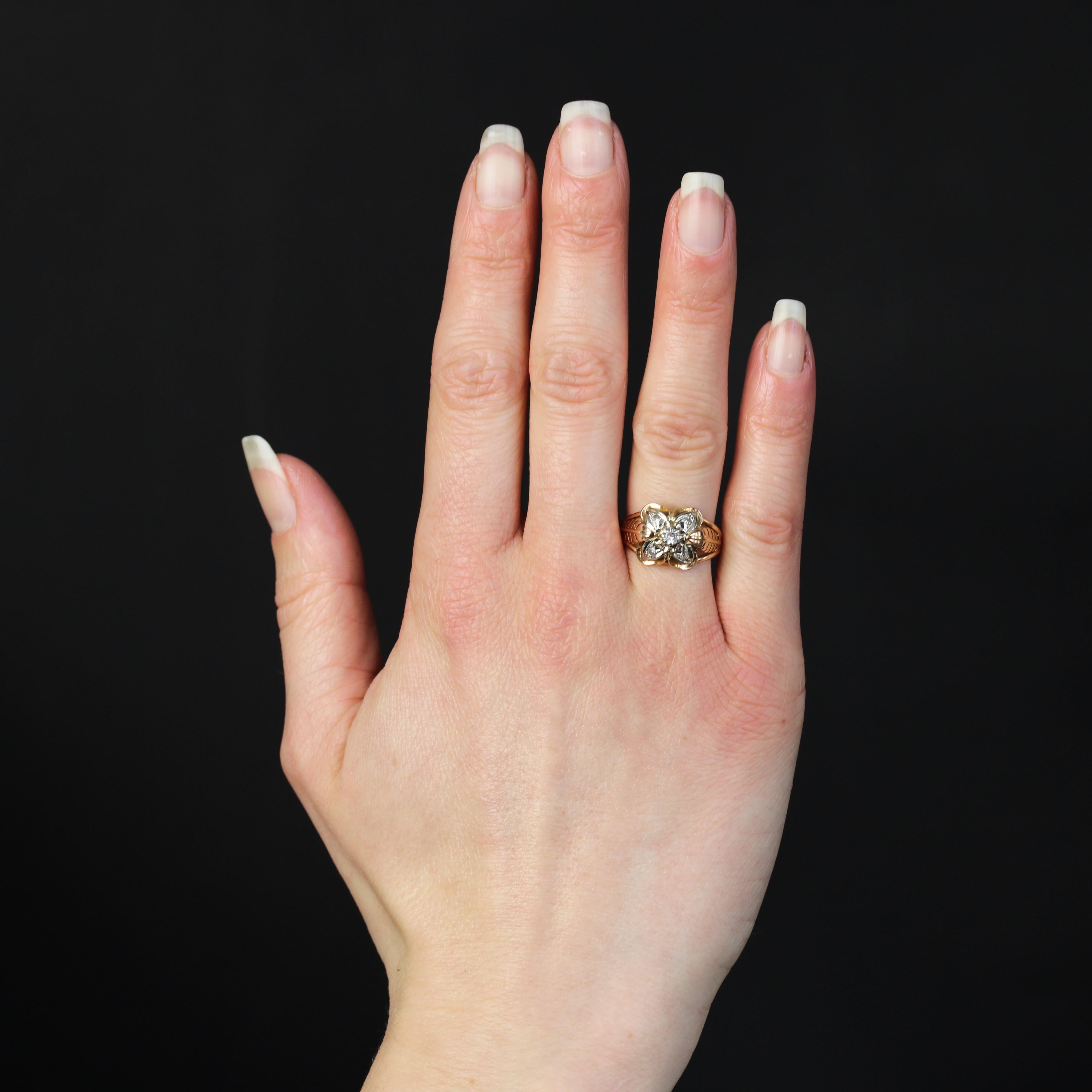 Ring aus 18 Karat Roségold.
Ein entzückender Vintage-Ring, dessen Oberteil ein vierblättriges Kleeblatt formt, dessen Herz und Blütenblätter mit weißen Saphiren geschmückt sind. Auf beiden Seiten des Kopfes ist der Anfang des Rings mit einer