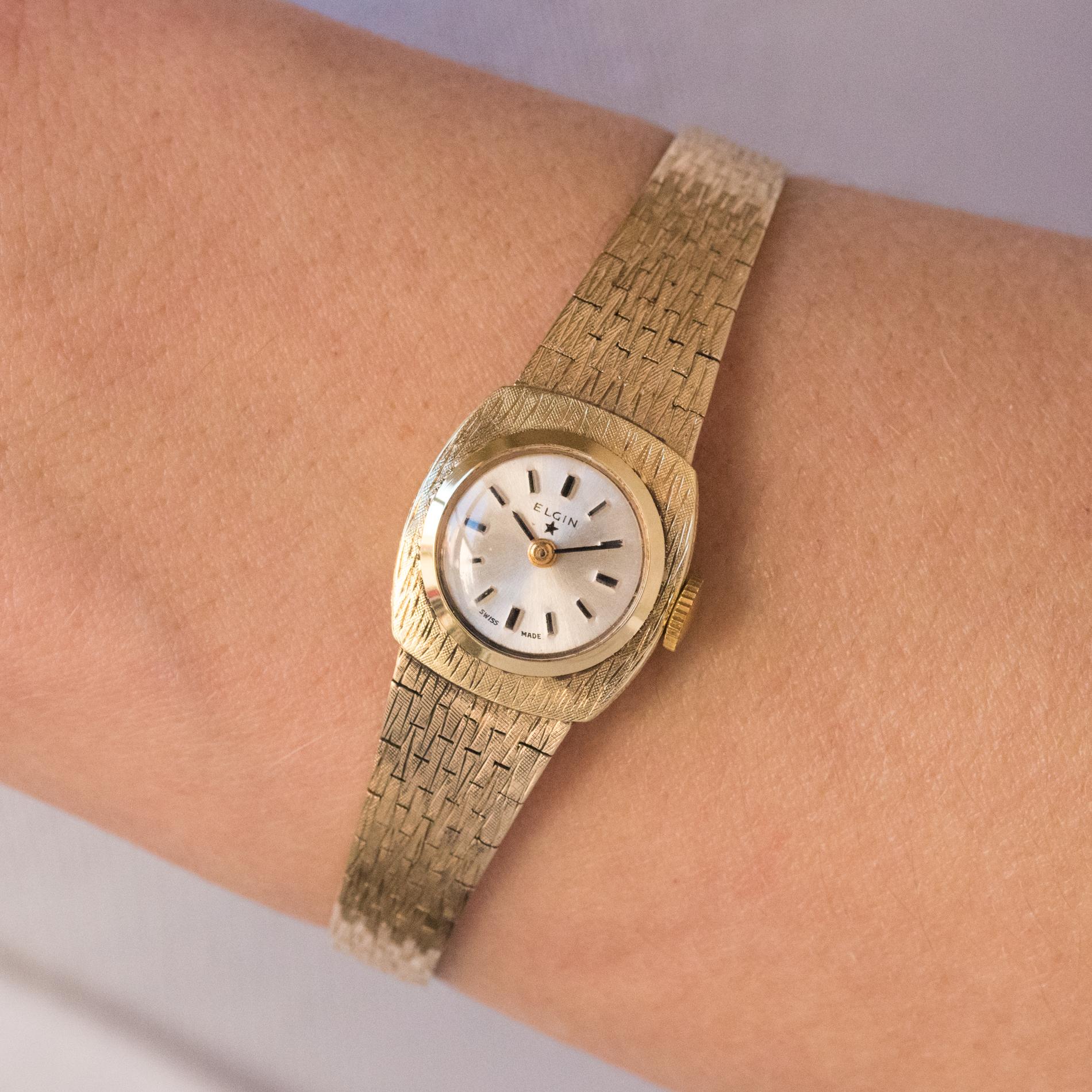 Watch and its bracelet in 14 karats yellow gold.
Elgin ladies watch.
Square case in 18 karats yellow gold.
Perfect working condition - Very good condition and overall appearance.
Mechanical watch with manual winding.
Pearl gray background.
Bracelet