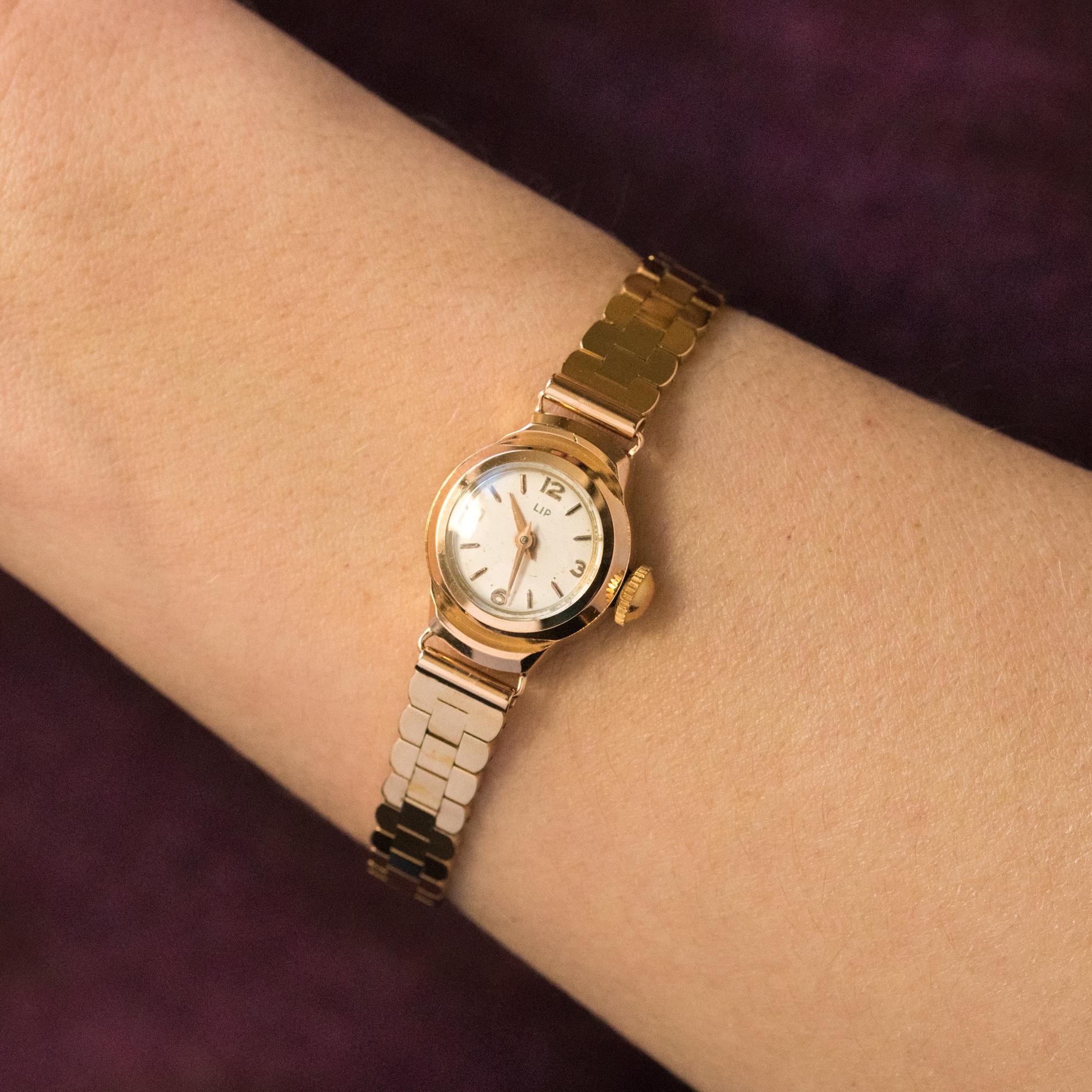 Watch and bracelet in 18 karats yellow gold, eagle's head hallmark.
Lip Women's Watch.
Round case in 18 karats yellow gold.
Total length: 17 cm, width of the bracelet at the widest: 0,9 cm. Case diameter: 1.8 cm, thickness: 0.7 cm.
Total weight of