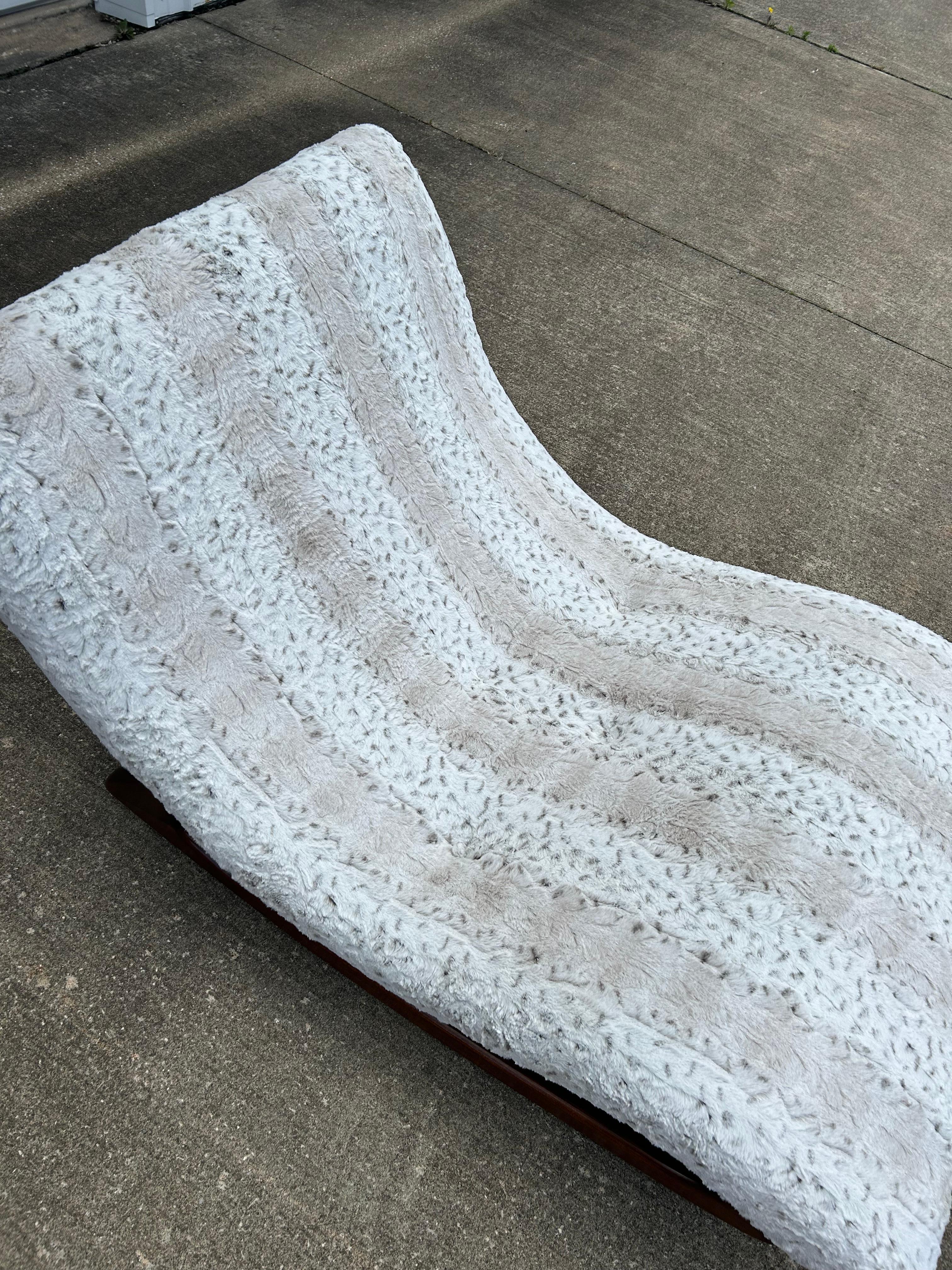1960s Reupholstered Adrian Pearsall Rocking Wave Chaise Lounge In Good Condition For Sale In Medina, OH