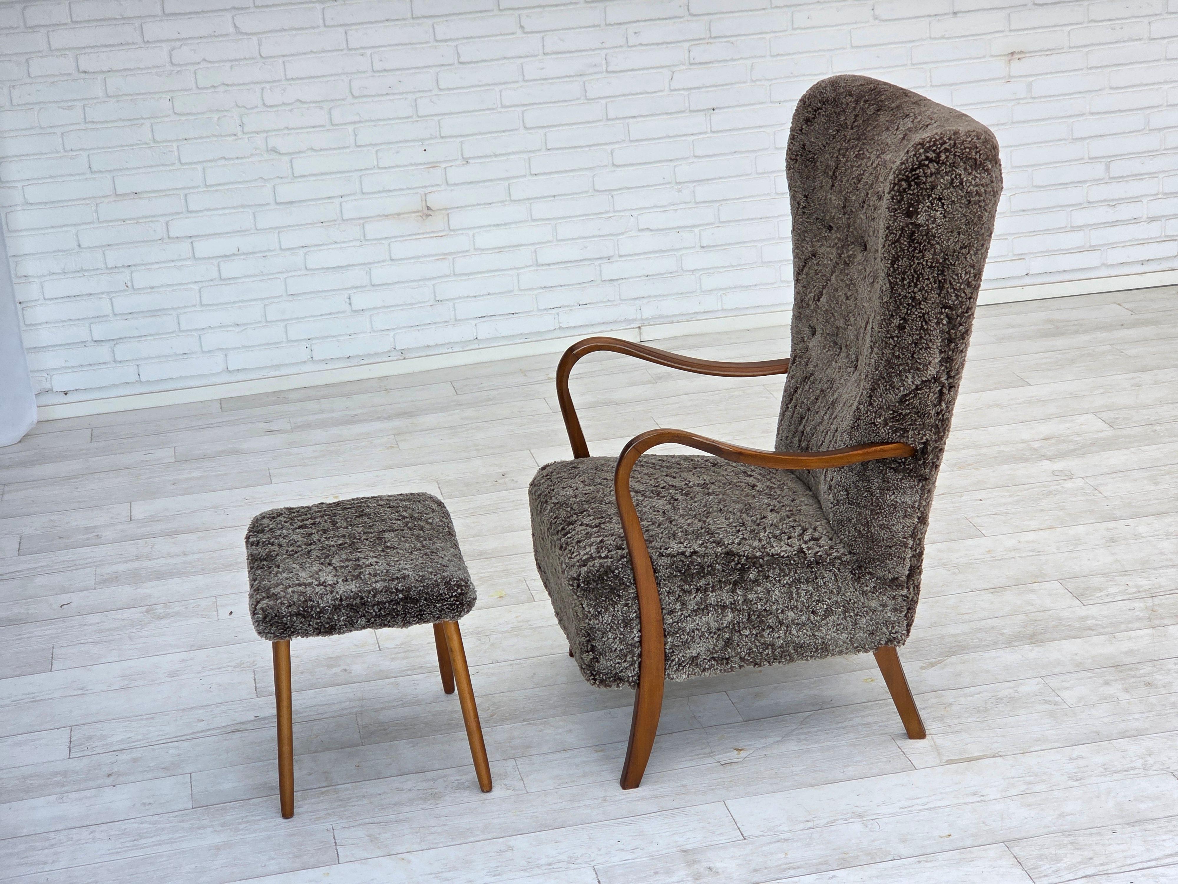 Fauteuil danois retapissé des années 1960, avec tabouret, véritable peau de mouton. en vente 3