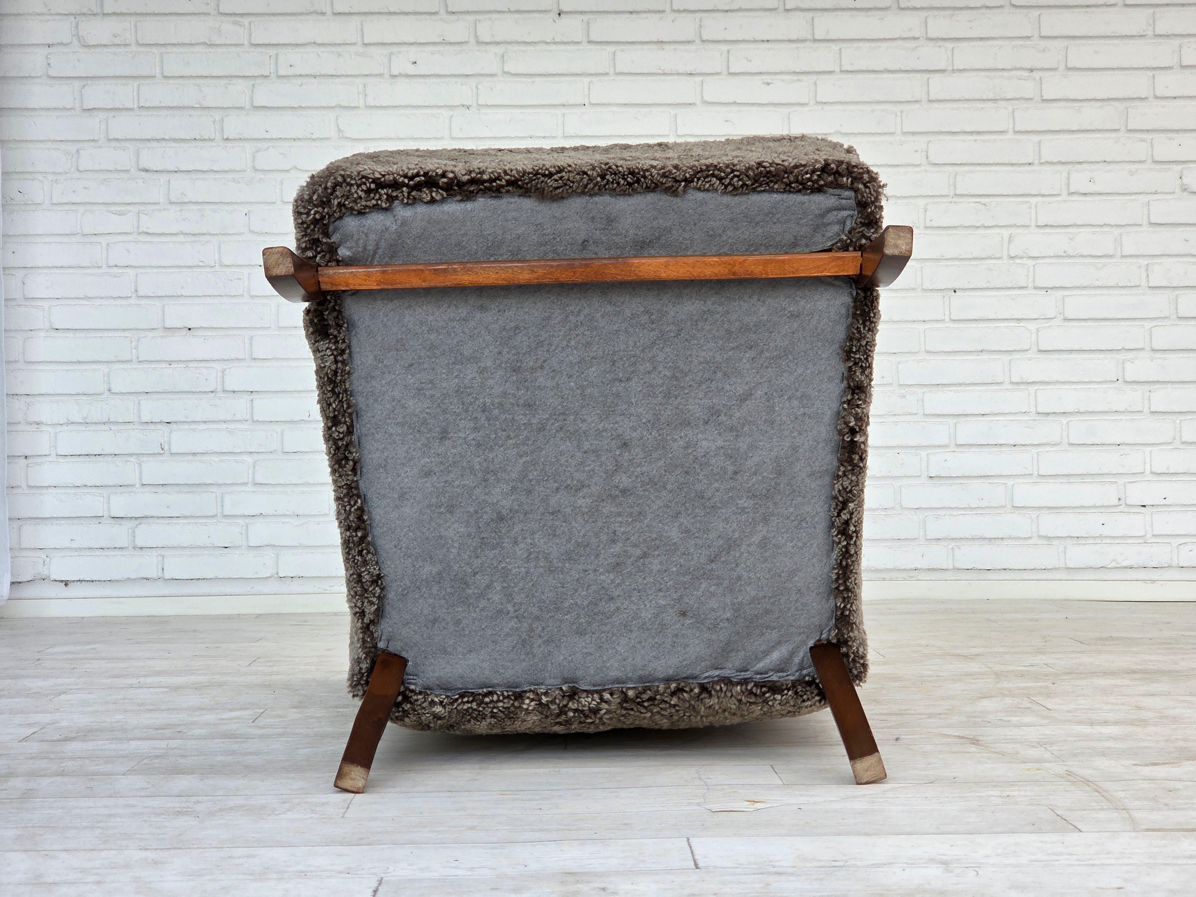 Fauteuil danois retapissé des années 1960, avec tabouret, véritable peau de mouton. en vente 4