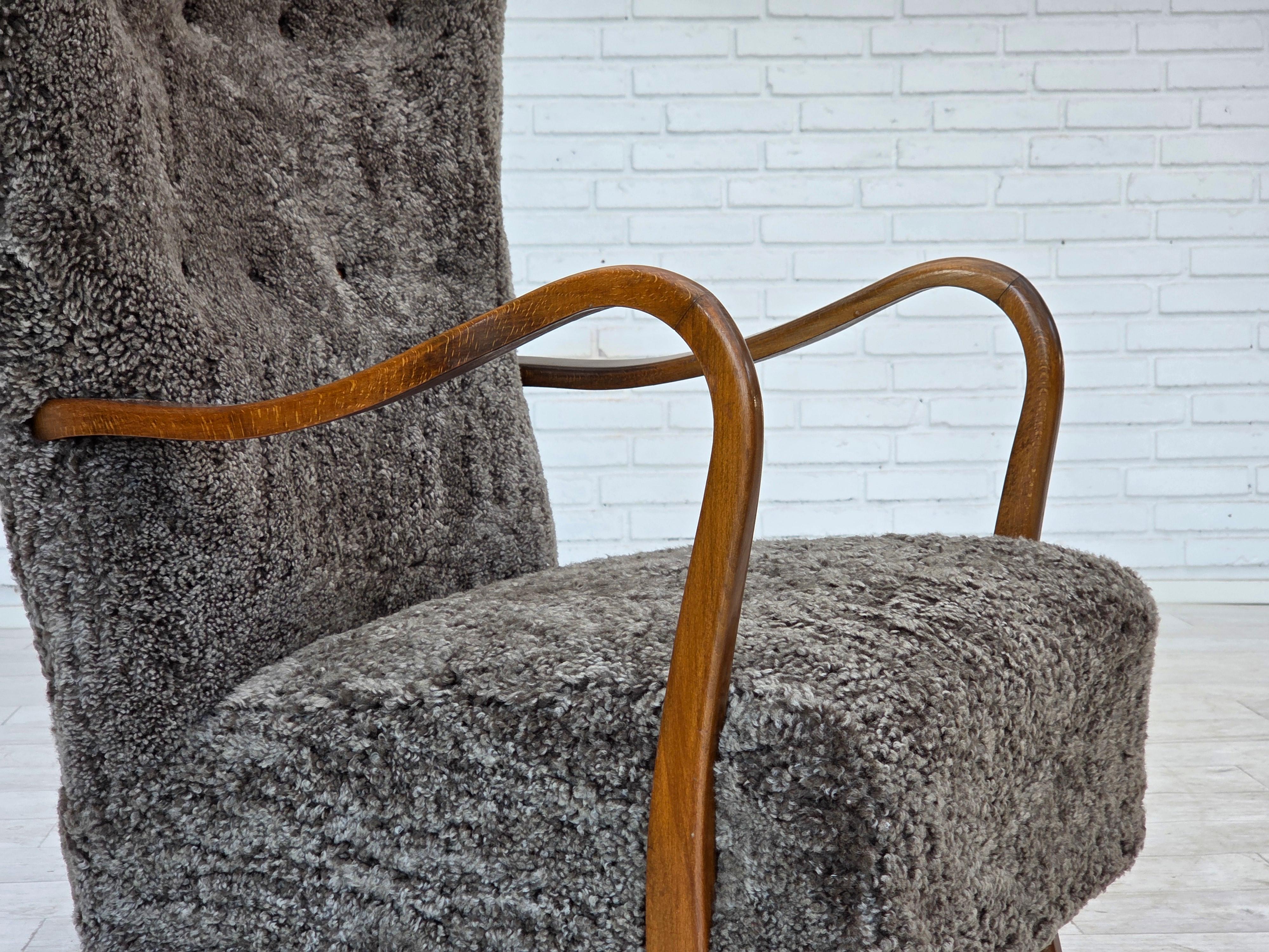 Fauteuil danois retapissé des années 1960, avec tabouret, véritable peau de mouton. en vente 5