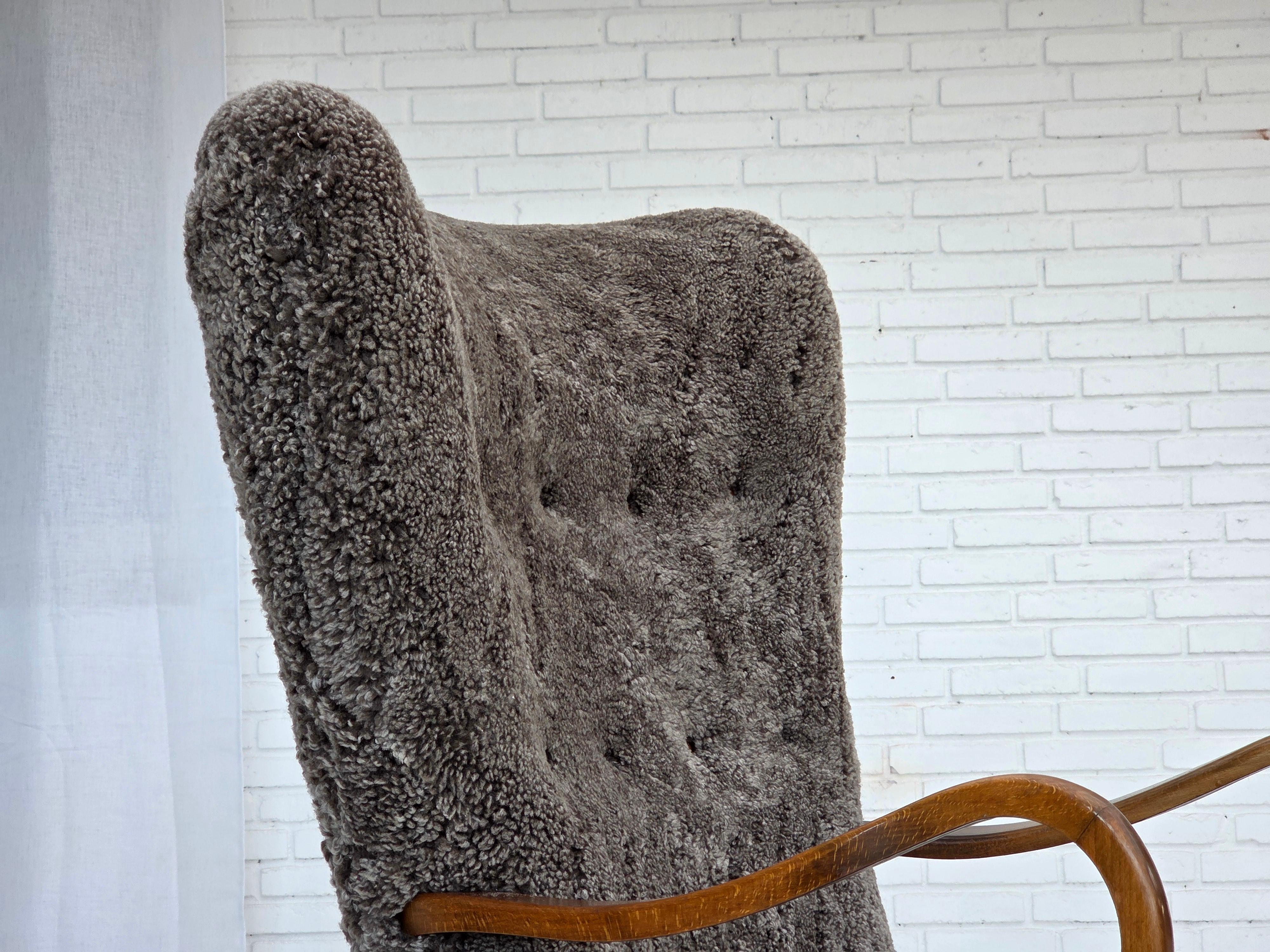Fauteuil danois retapissé des années 1960, avec tabouret, véritable peau de mouton. en vente 6