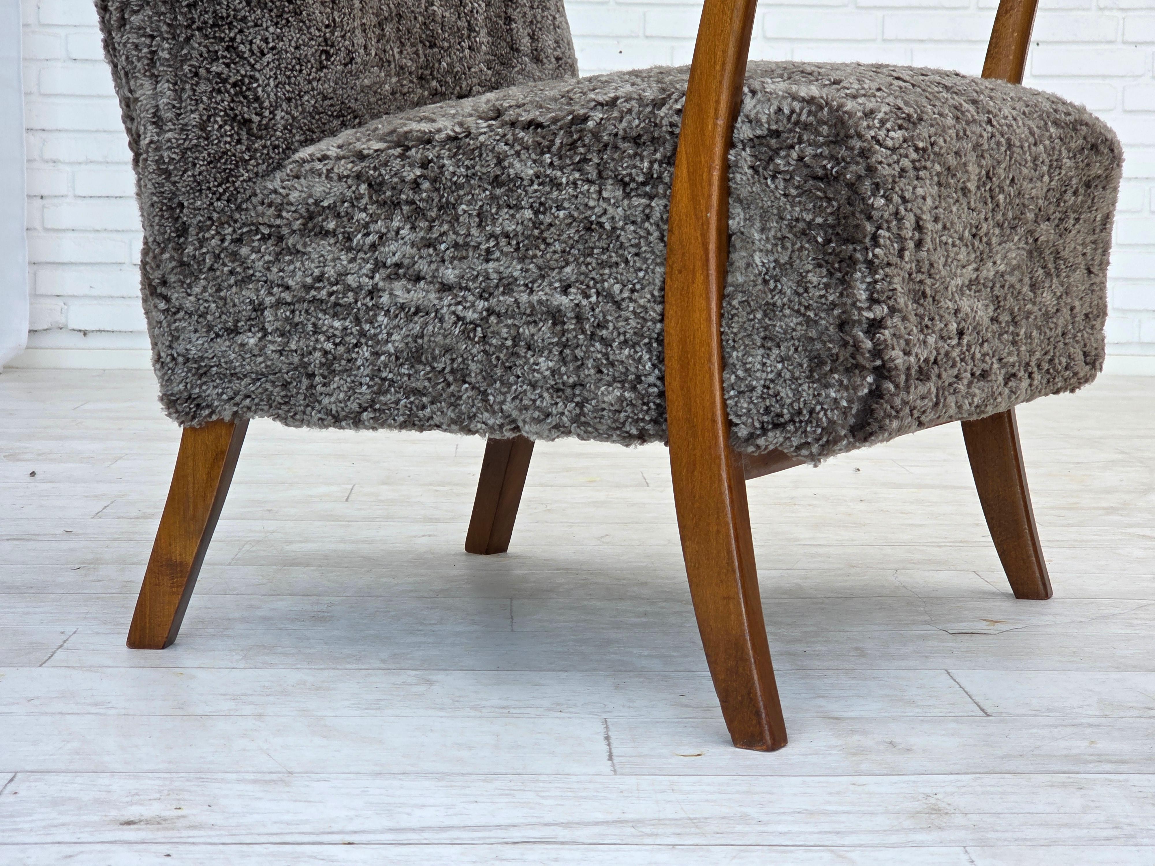 Fauteuil danois retapissé des années 1960, avec tabouret, véritable peau de mouton. en vente 7