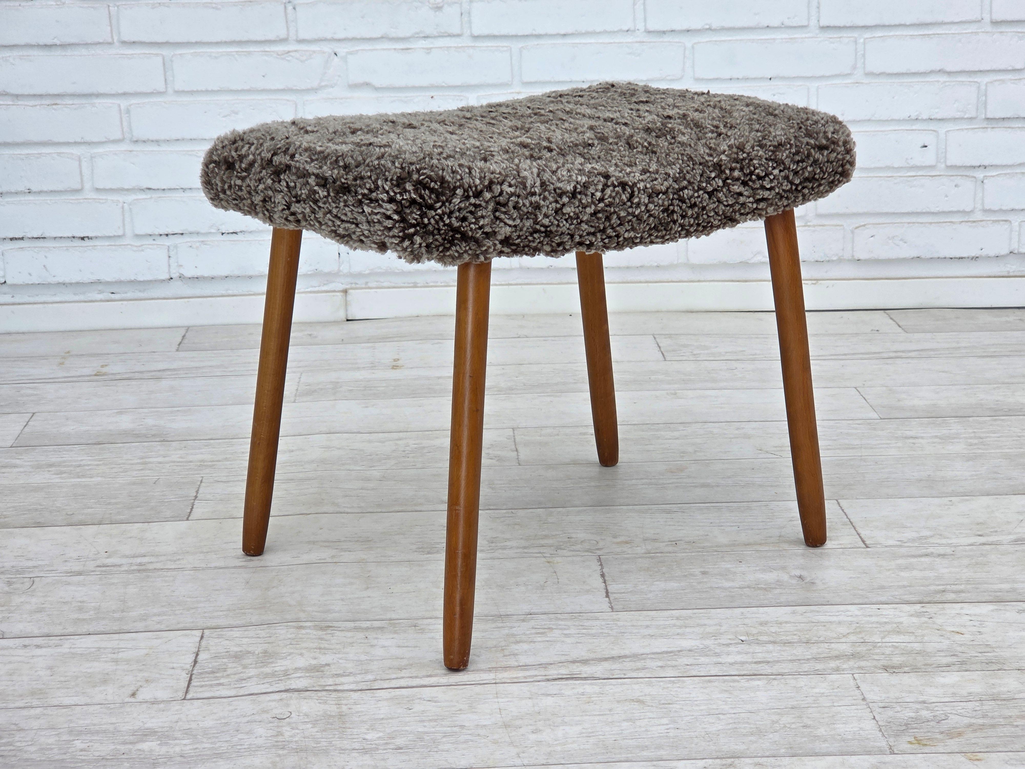 Fauteuil danois retapissé des années 1960, avec tabouret, véritable peau de mouton. en vente 8