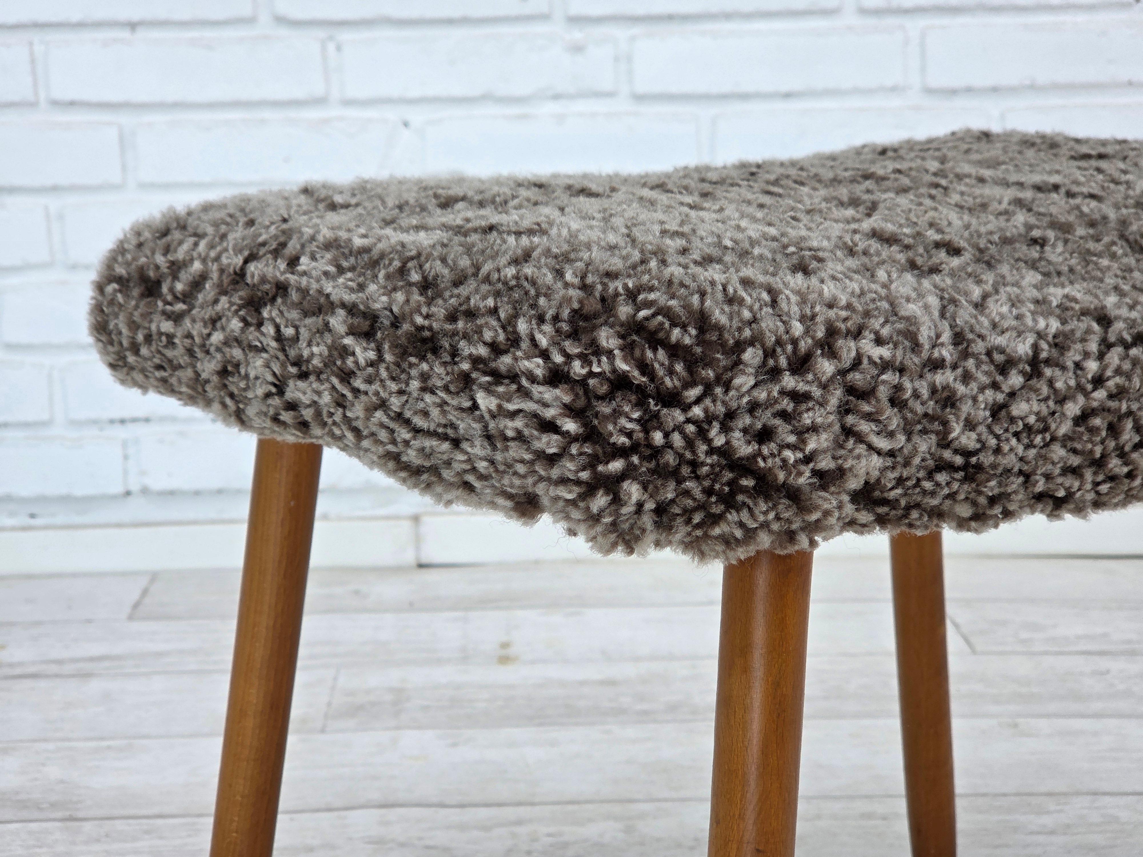 Fauteuil danois retapissé des années 1960, avec tabouret, véritable peau de mouton. en vente 9