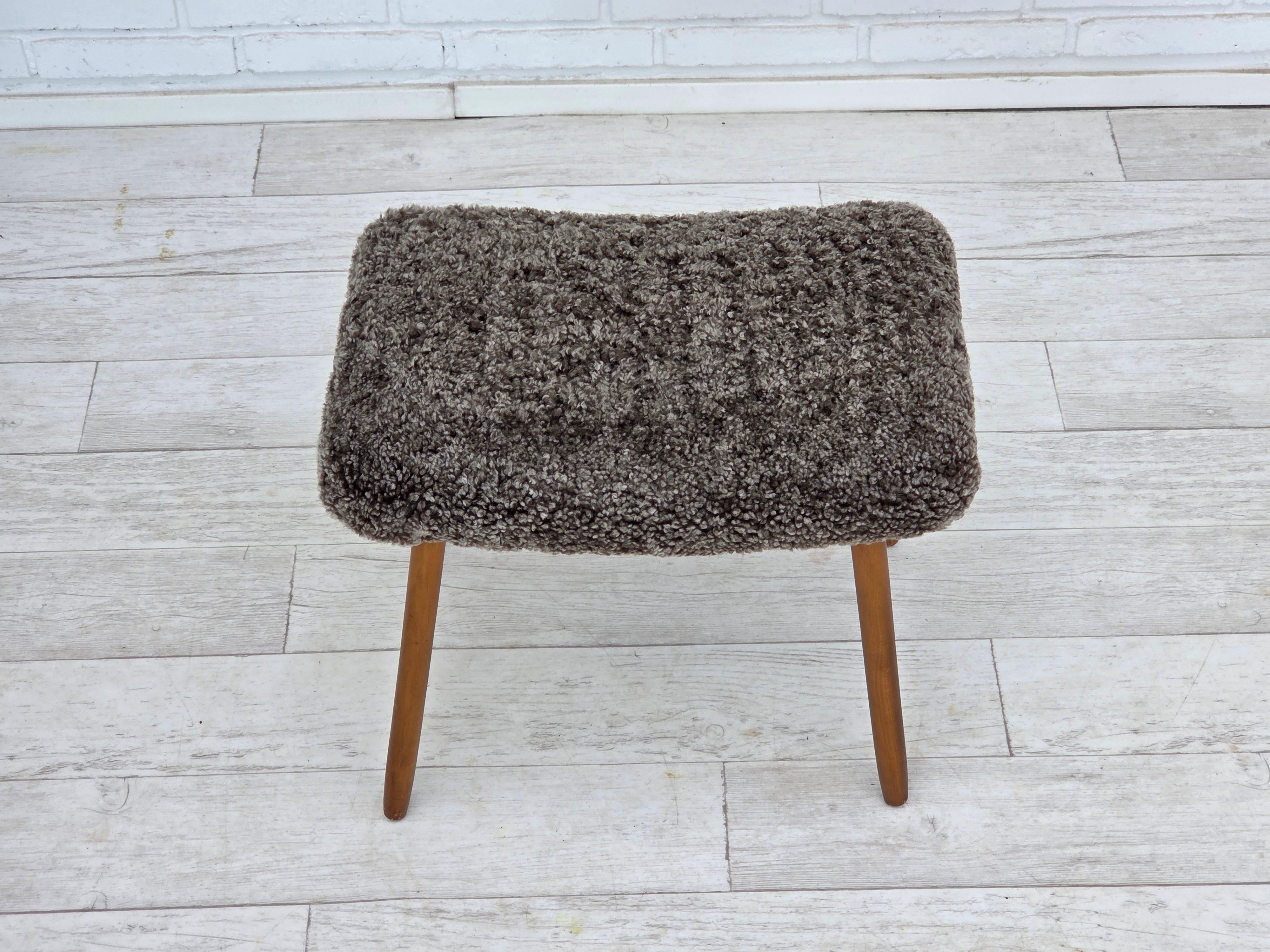 Fauteuil danois retapissé des années 1960, avec tabouret, véritable peau de mouton. en vente 10