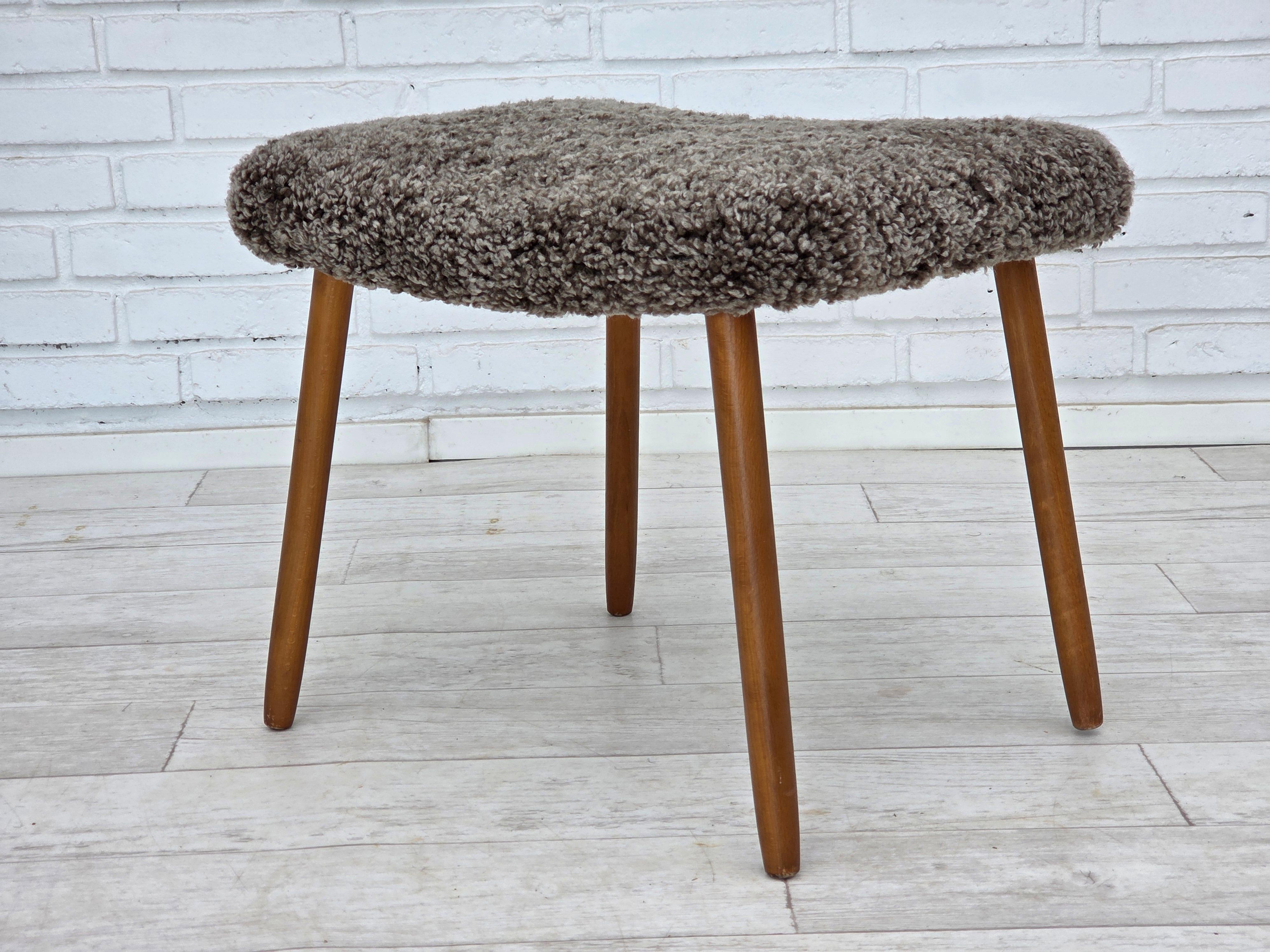 Fauteuil danois retapissé des années 1960, avec tabouret, véritable peau de mouton. en vente 11