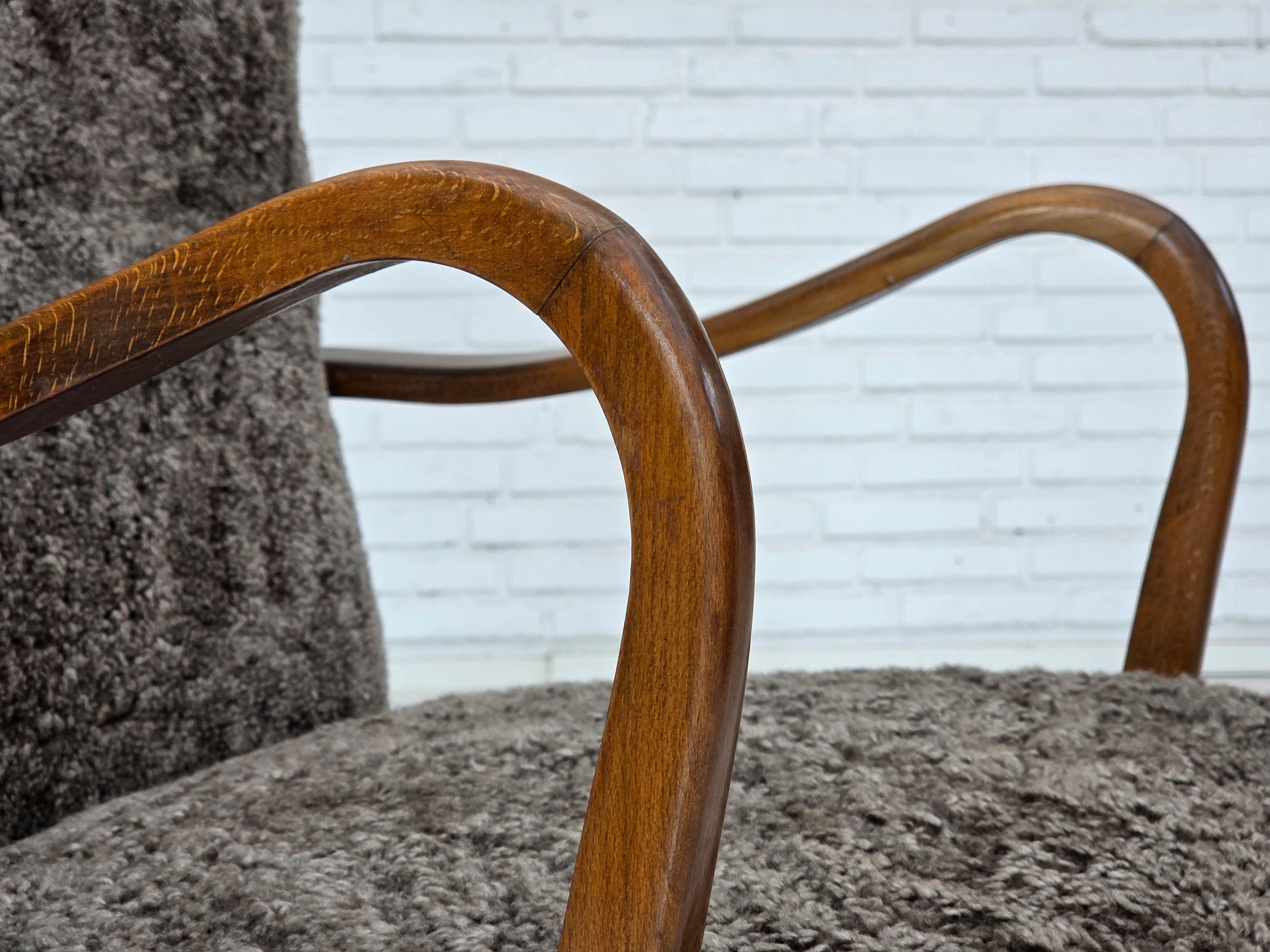 Fauteuil danois retapissé des années 1960, avec tabouret, véritable peau de mouton. en vente 12
