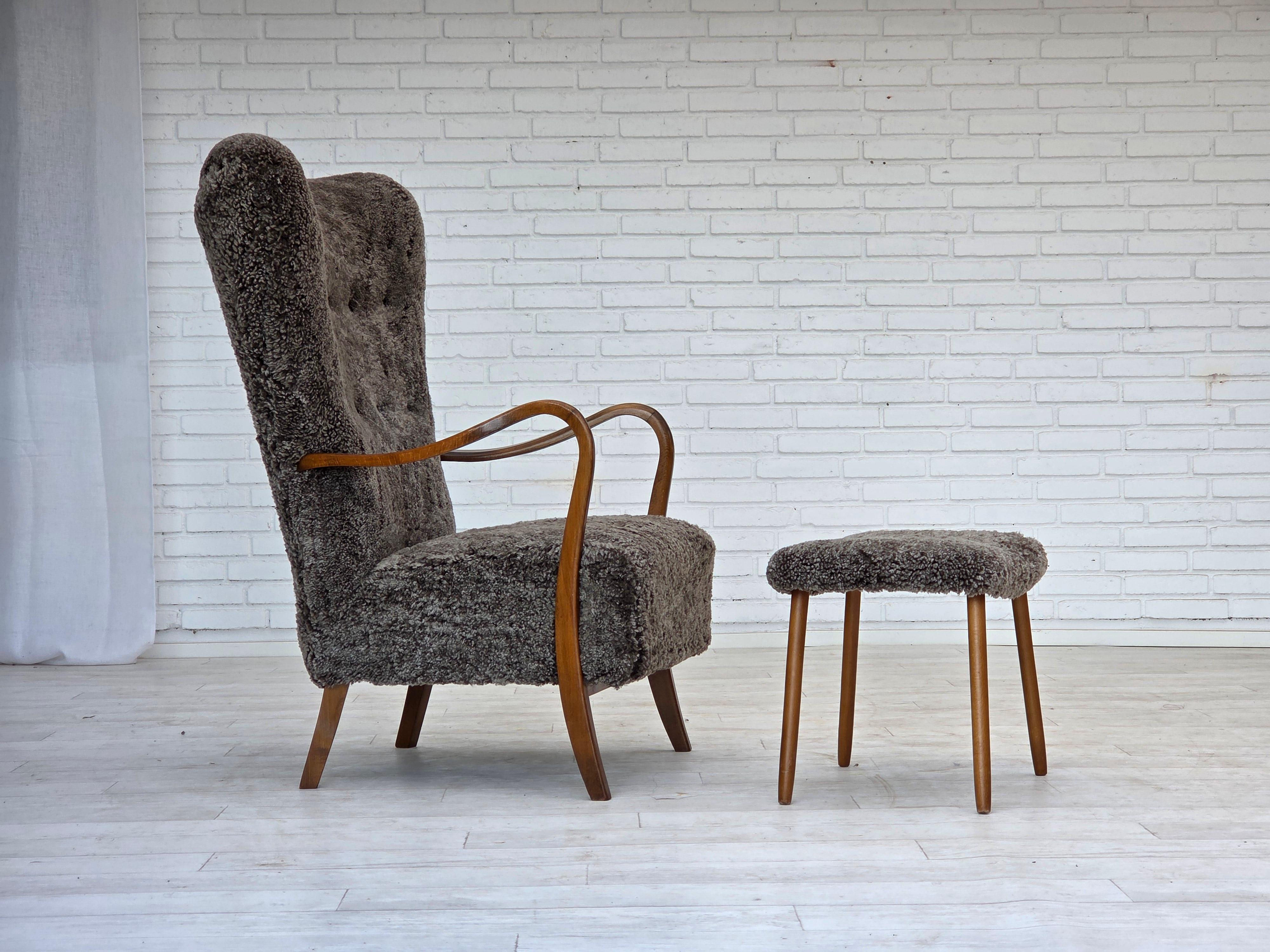 Fauteuil danois à dossier haut et ottoman, années 1960. Rénové-rembourré en peau de mouton d'ameublement authentique de Nouvelle-Zélande de qualité 
